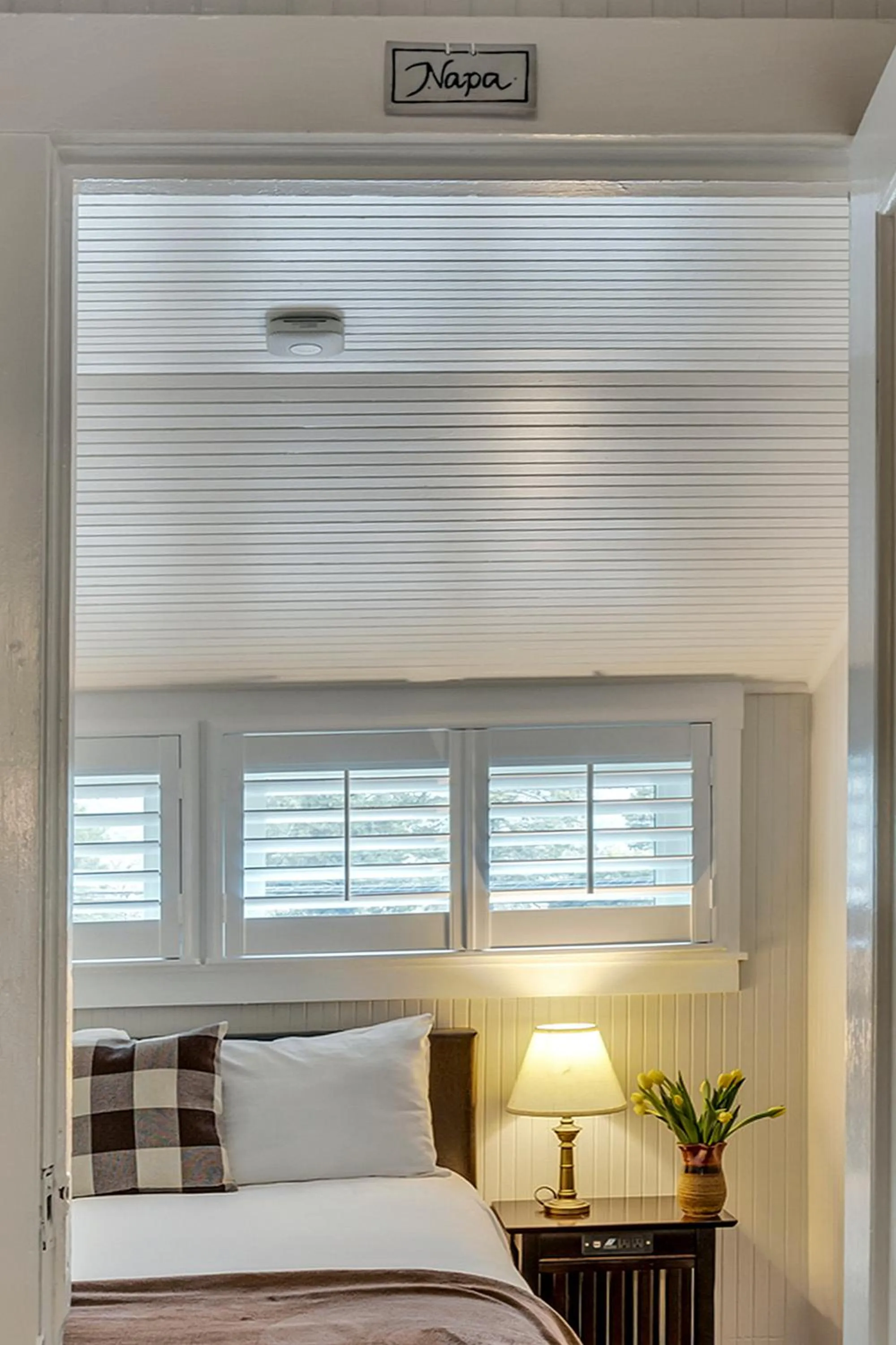 Bed in Calistoga Wine Way Inn