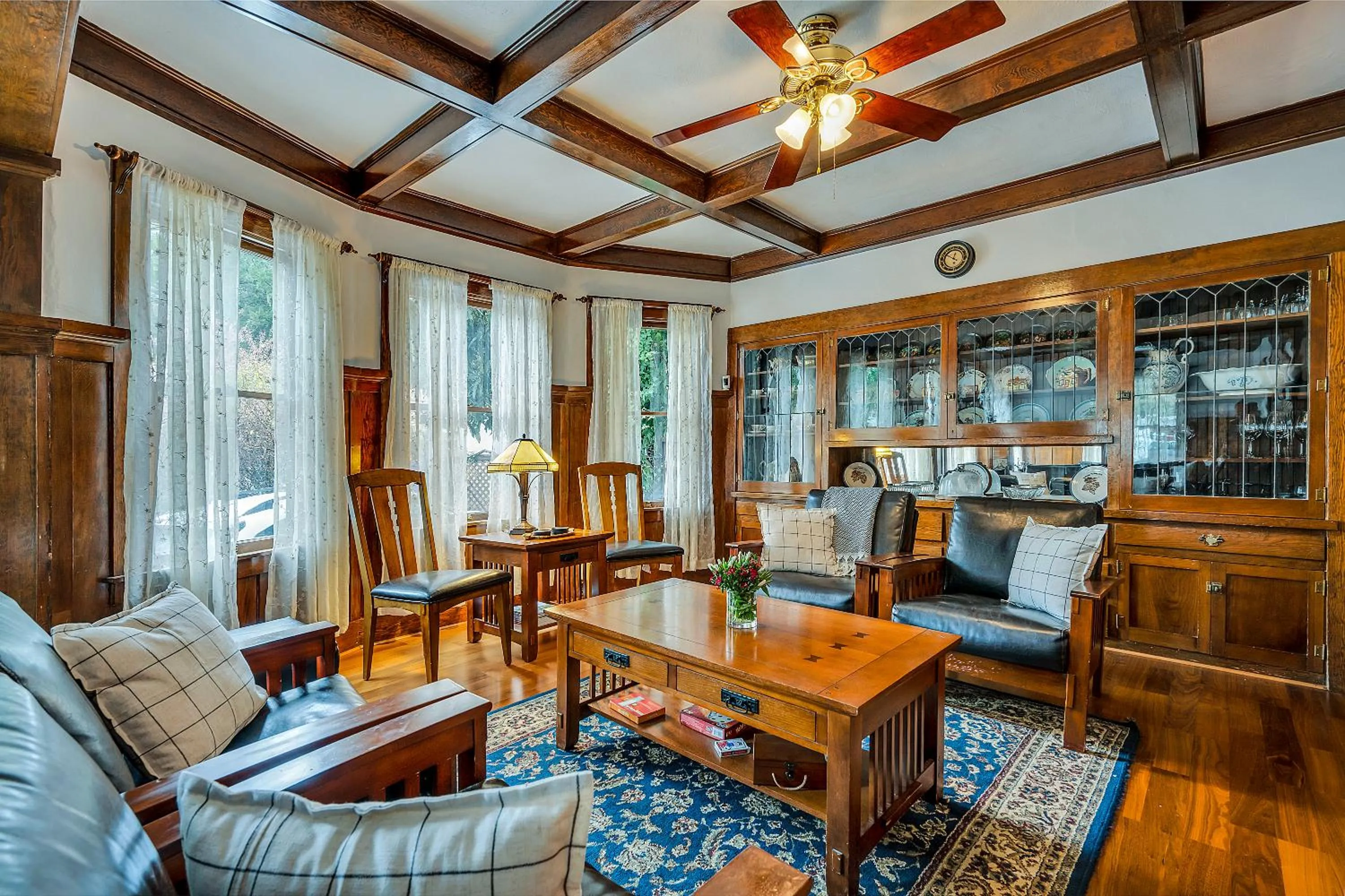 Living room in Calistoga Wine Way Inn