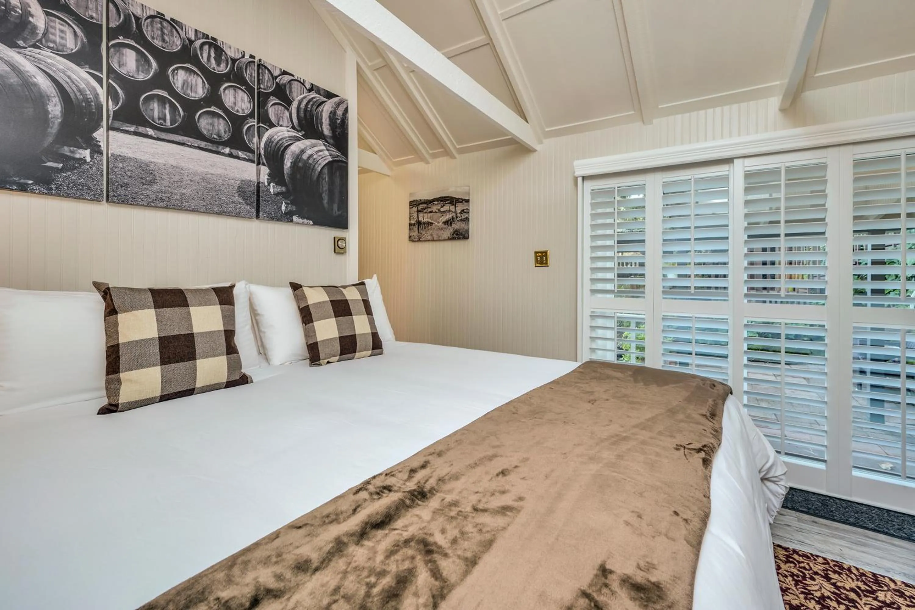 Bed in Calistoga Wine Way Inn