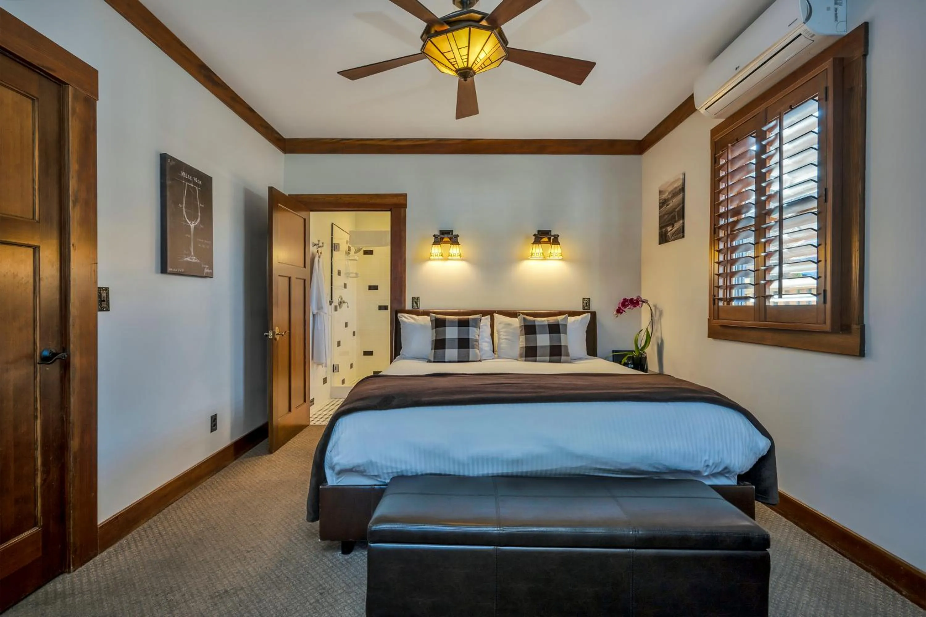 Shower, Bed in Calistoga Wine Way Inn