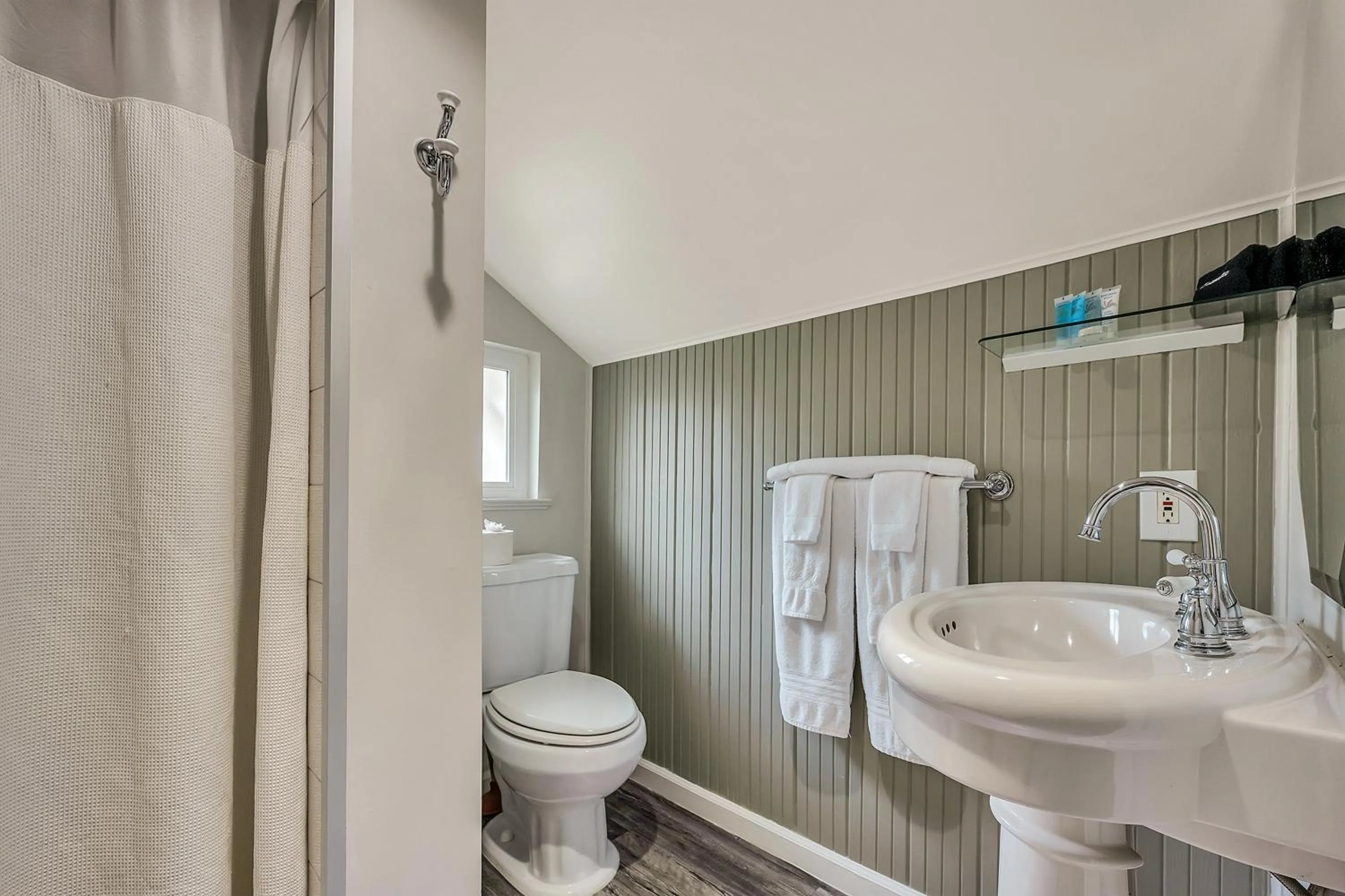 Shower in Calistoga Wine Way Inn