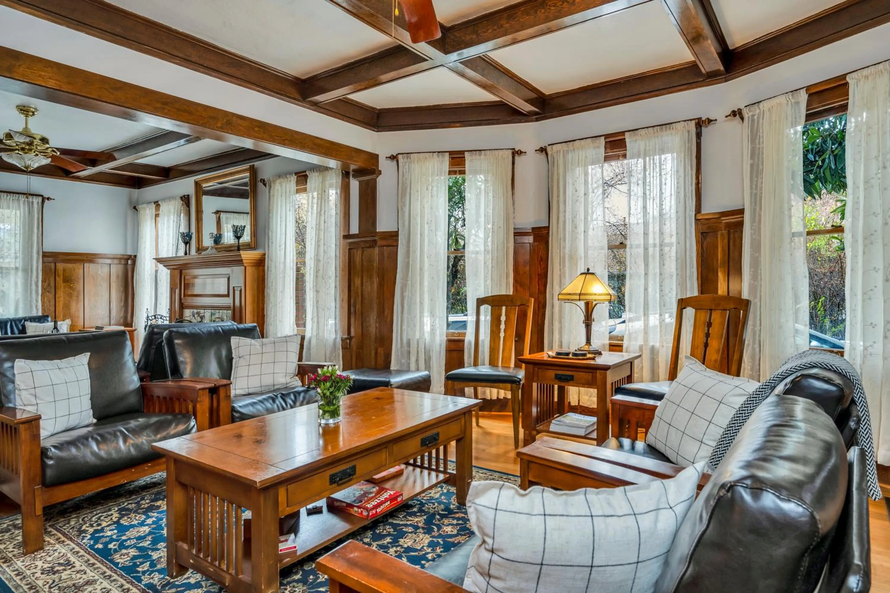 Living room in Calistoga Wine Way Inn