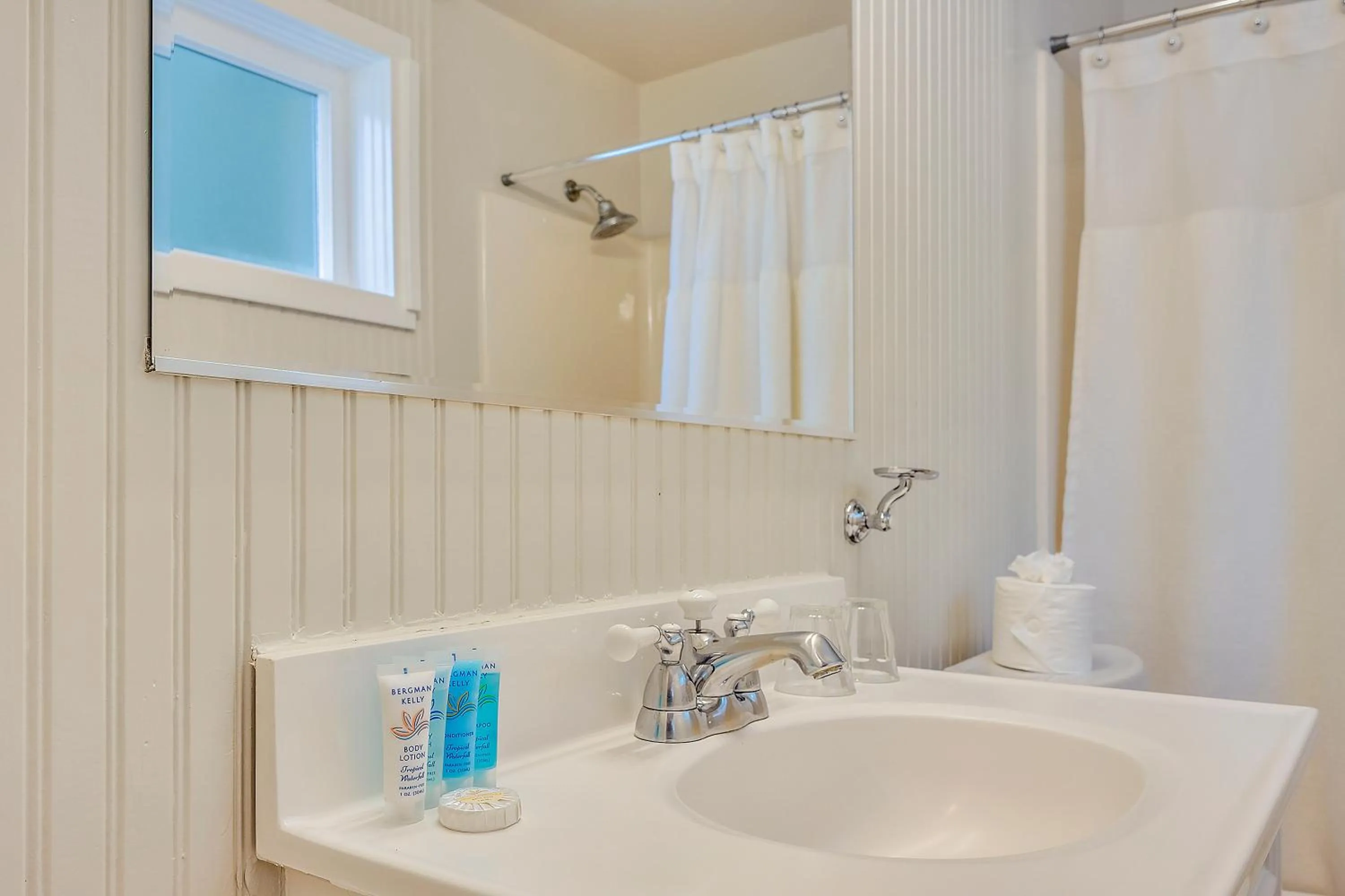 Bathroom in Calistoga Wine Way Inn