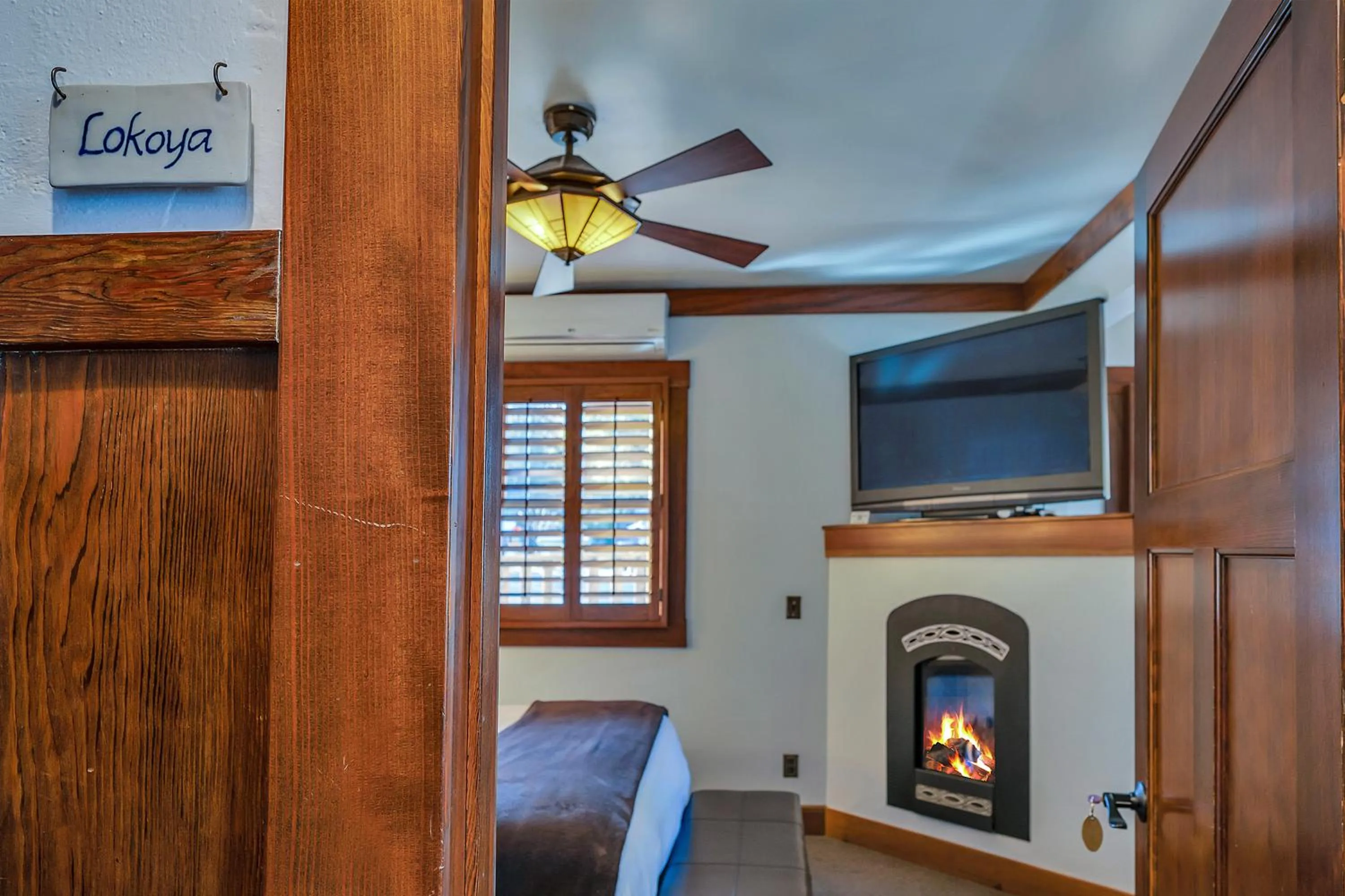 Bed in Calistoga Wine Way Inn