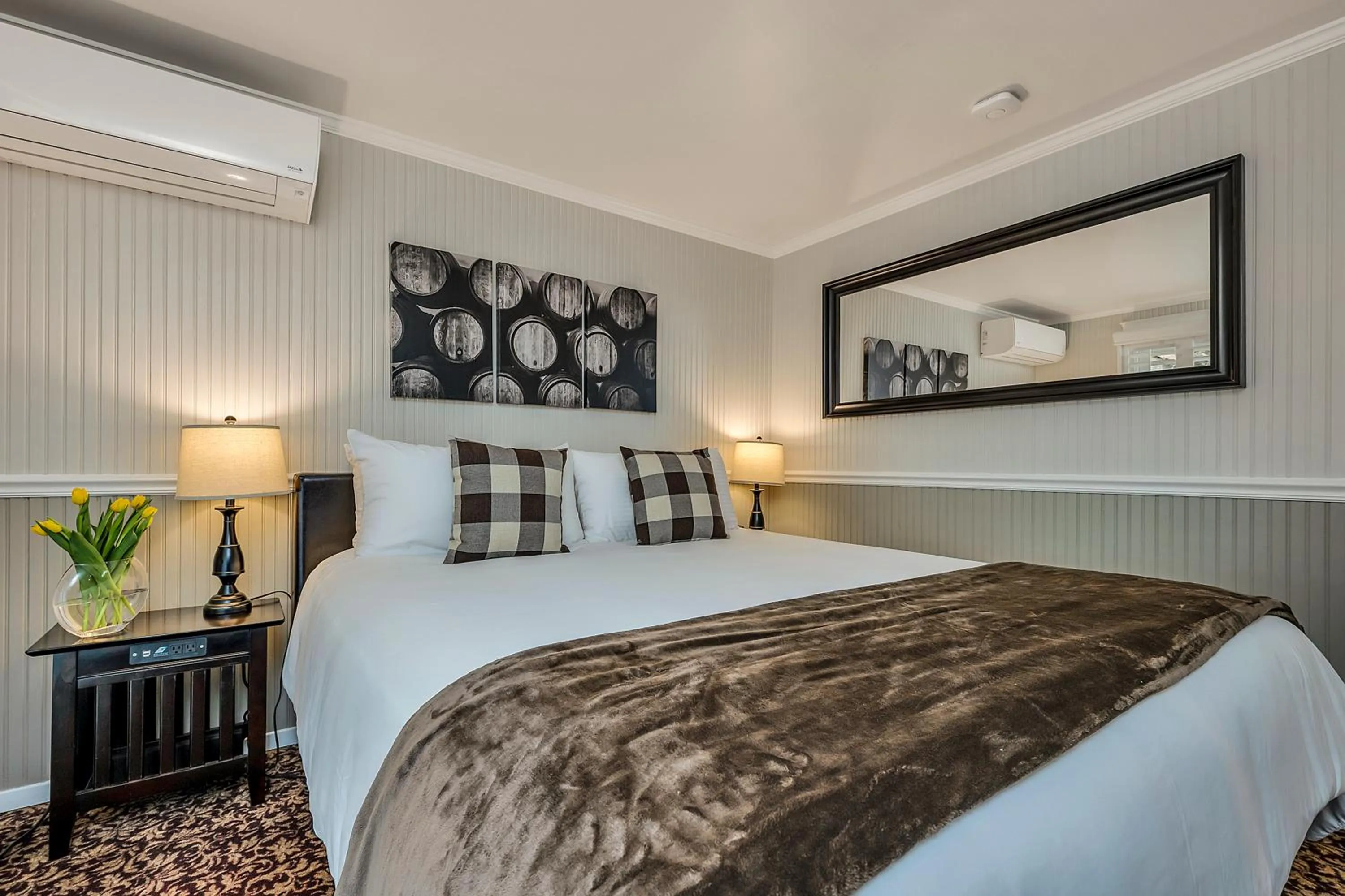 Bed in Calistoga Wine Way Inn