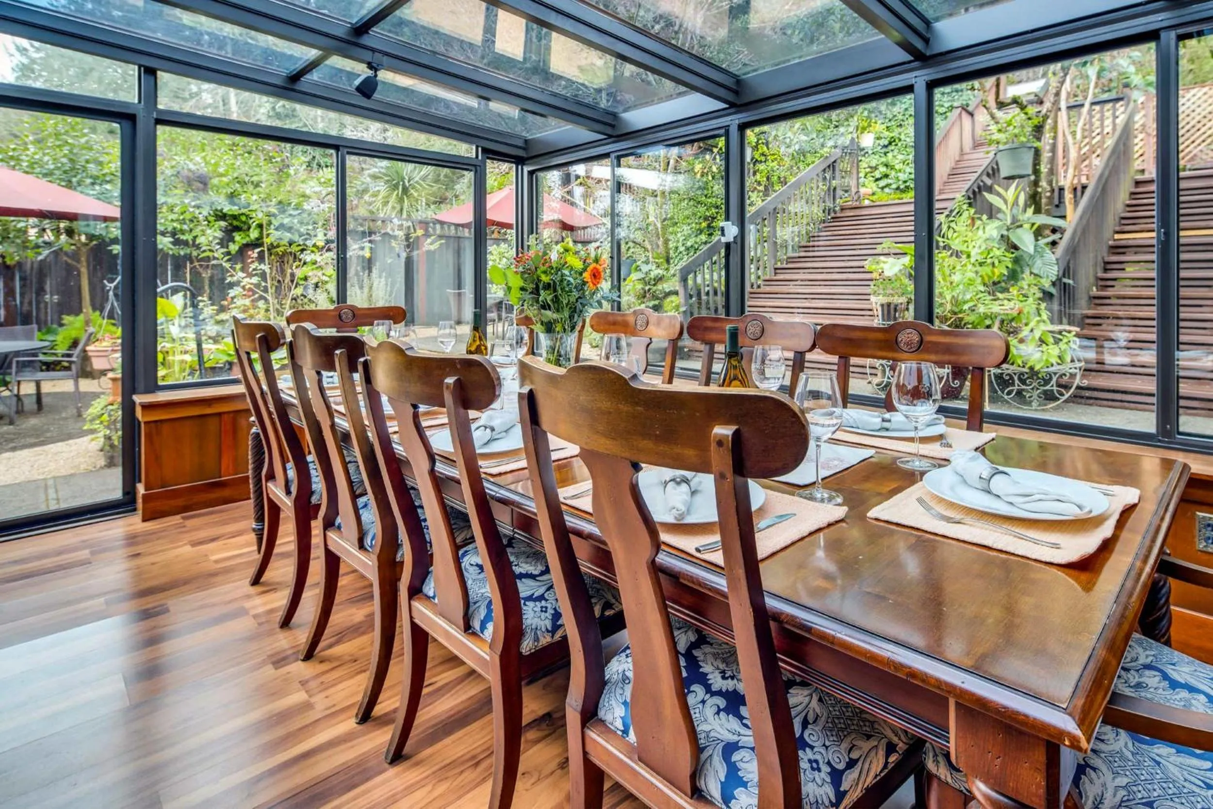Dining area in Calistoga Wine Way Inn