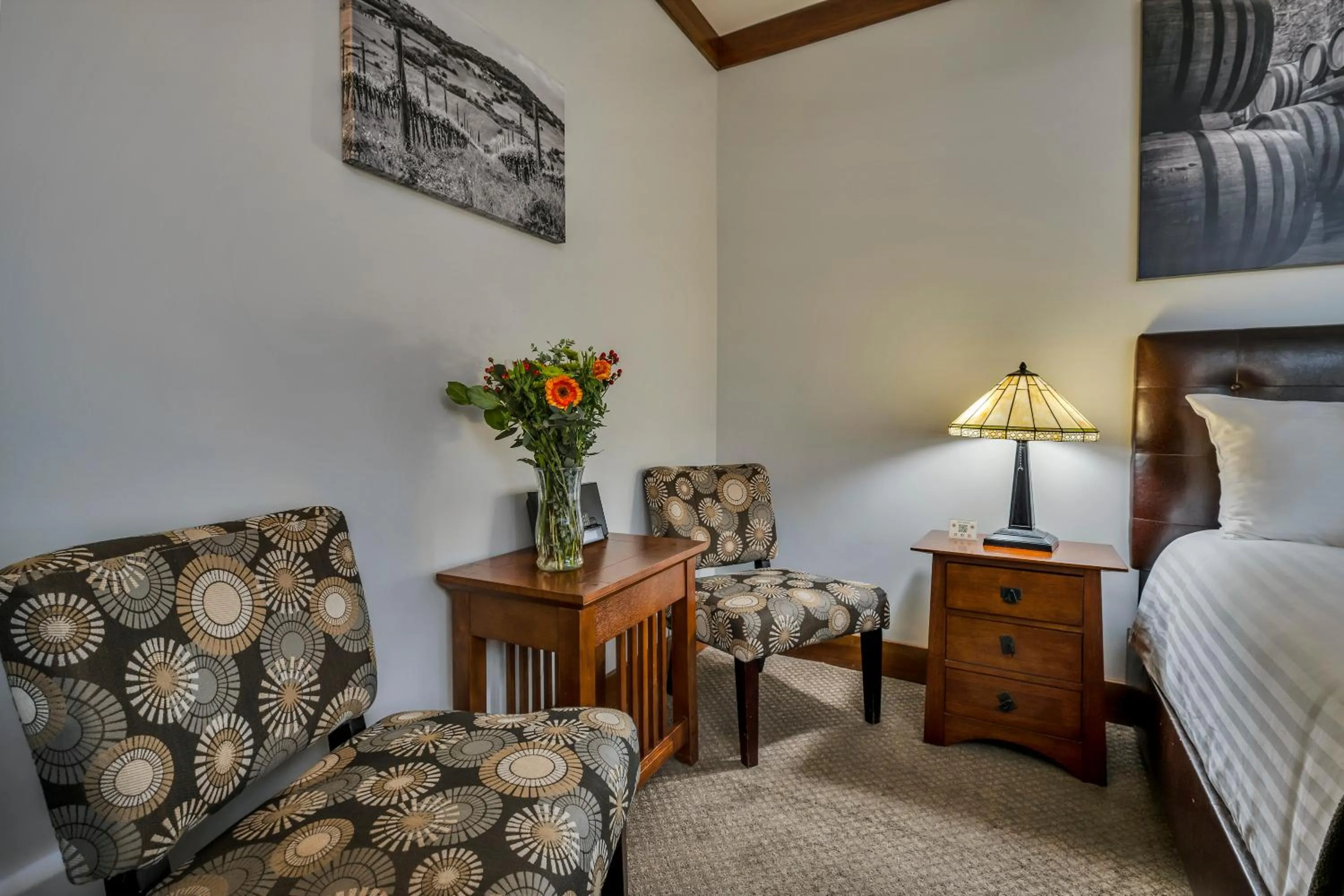 Bed in Calistoga Wine Way Inn