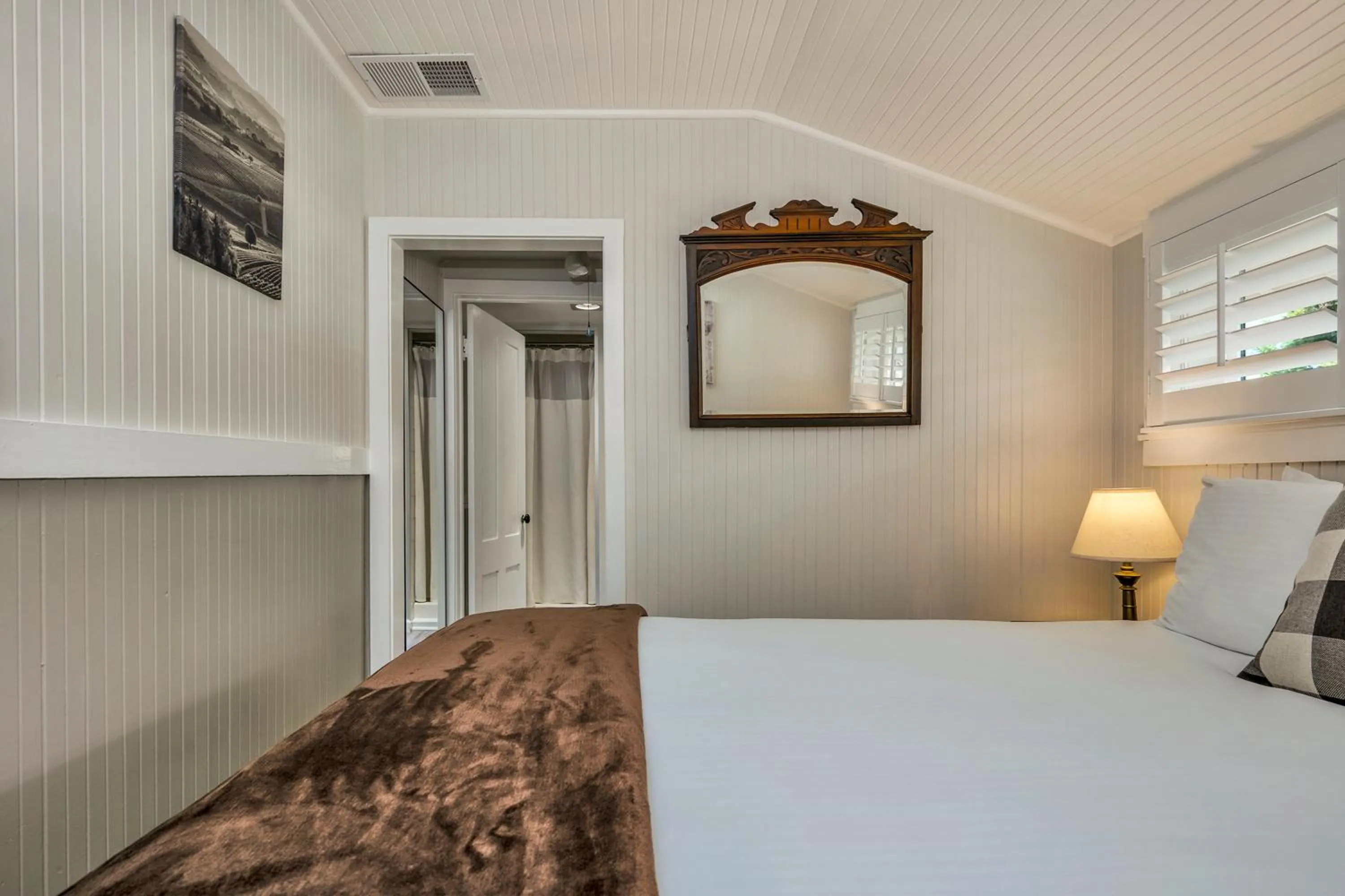 Bed in Calistoga Wine Way Inn