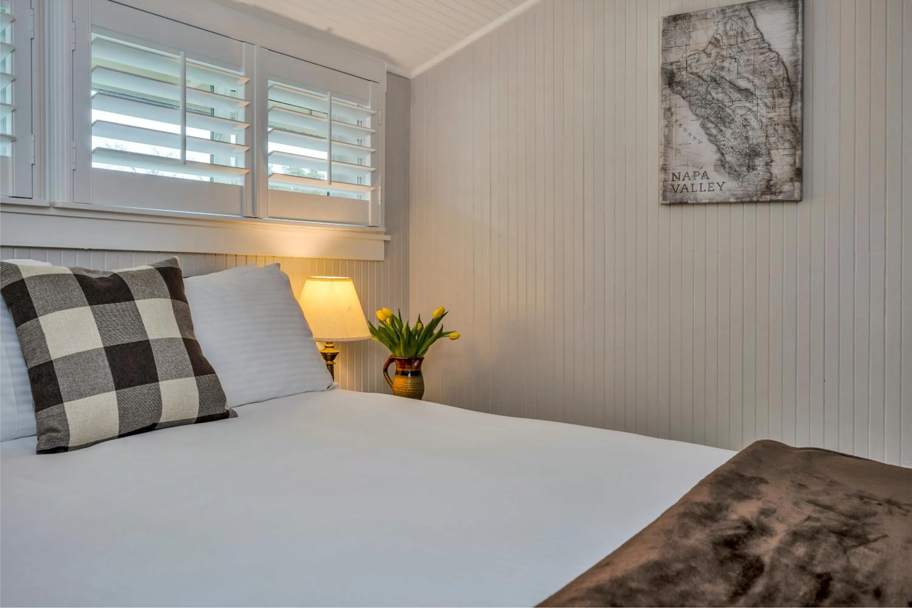 Bed in Calistoga Wine Way Inn