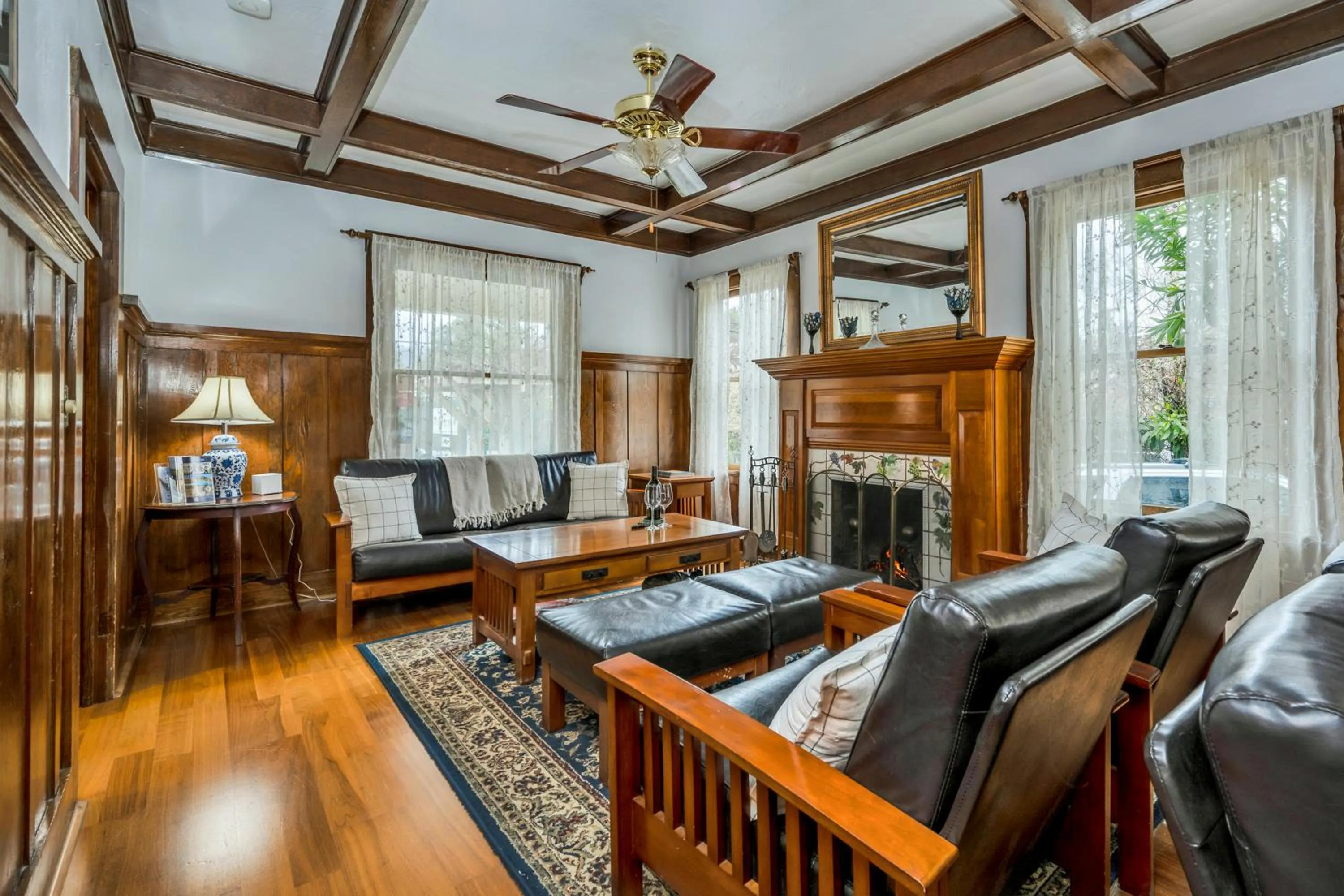 Living room in Calistoga Wine Way Inn