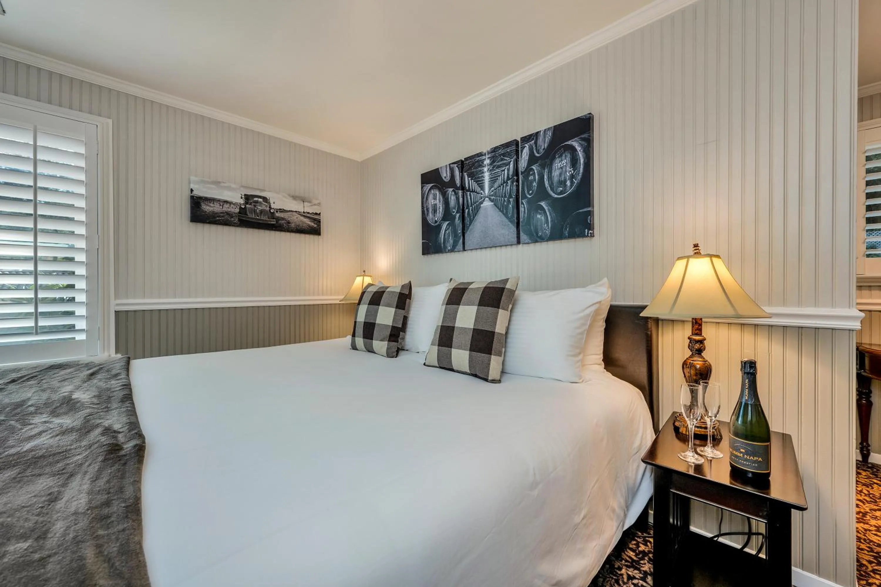 Bed in Calistoga Wine Way Inn