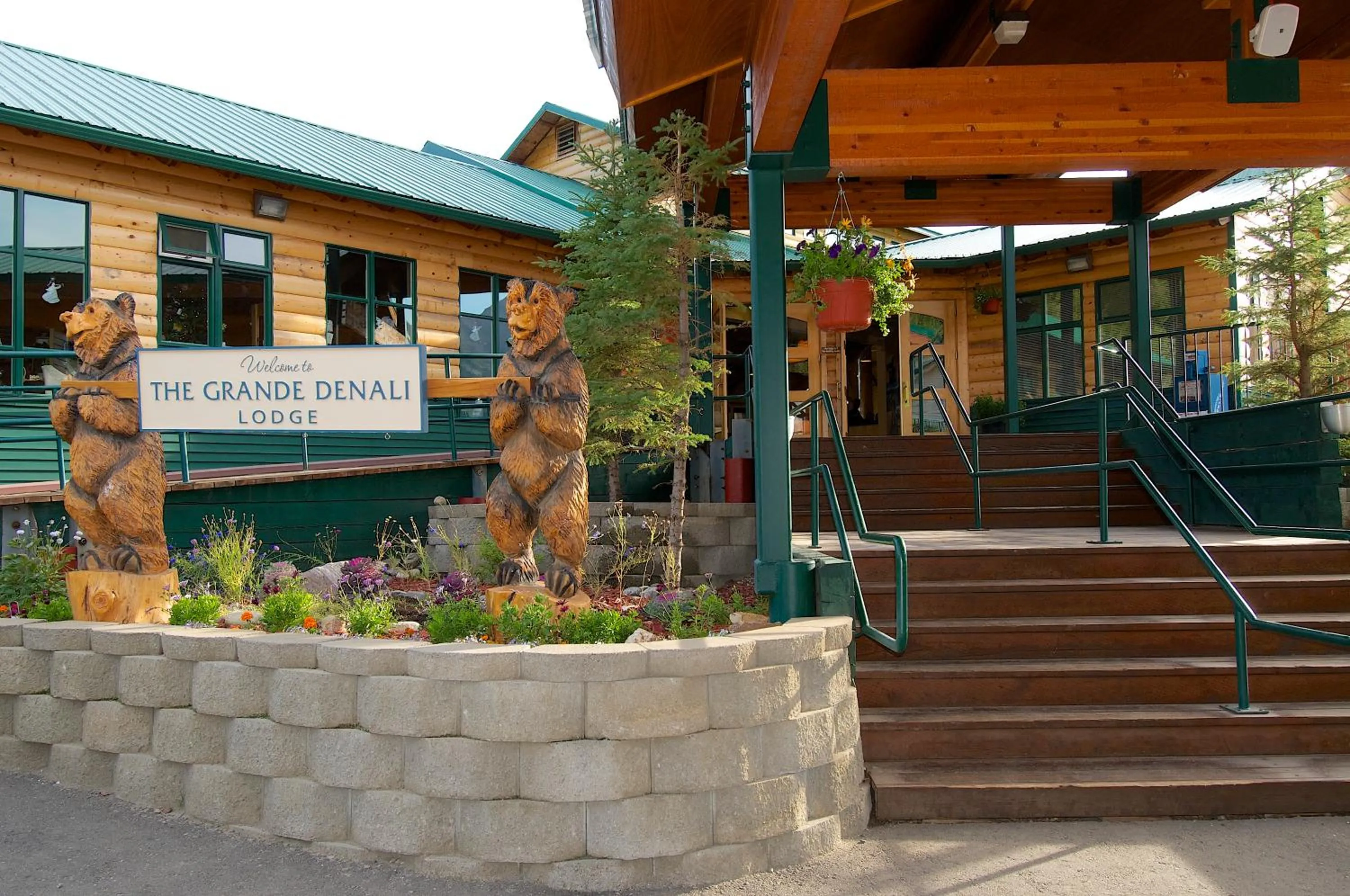 Facade/entrance in Grande Denali Lodge
