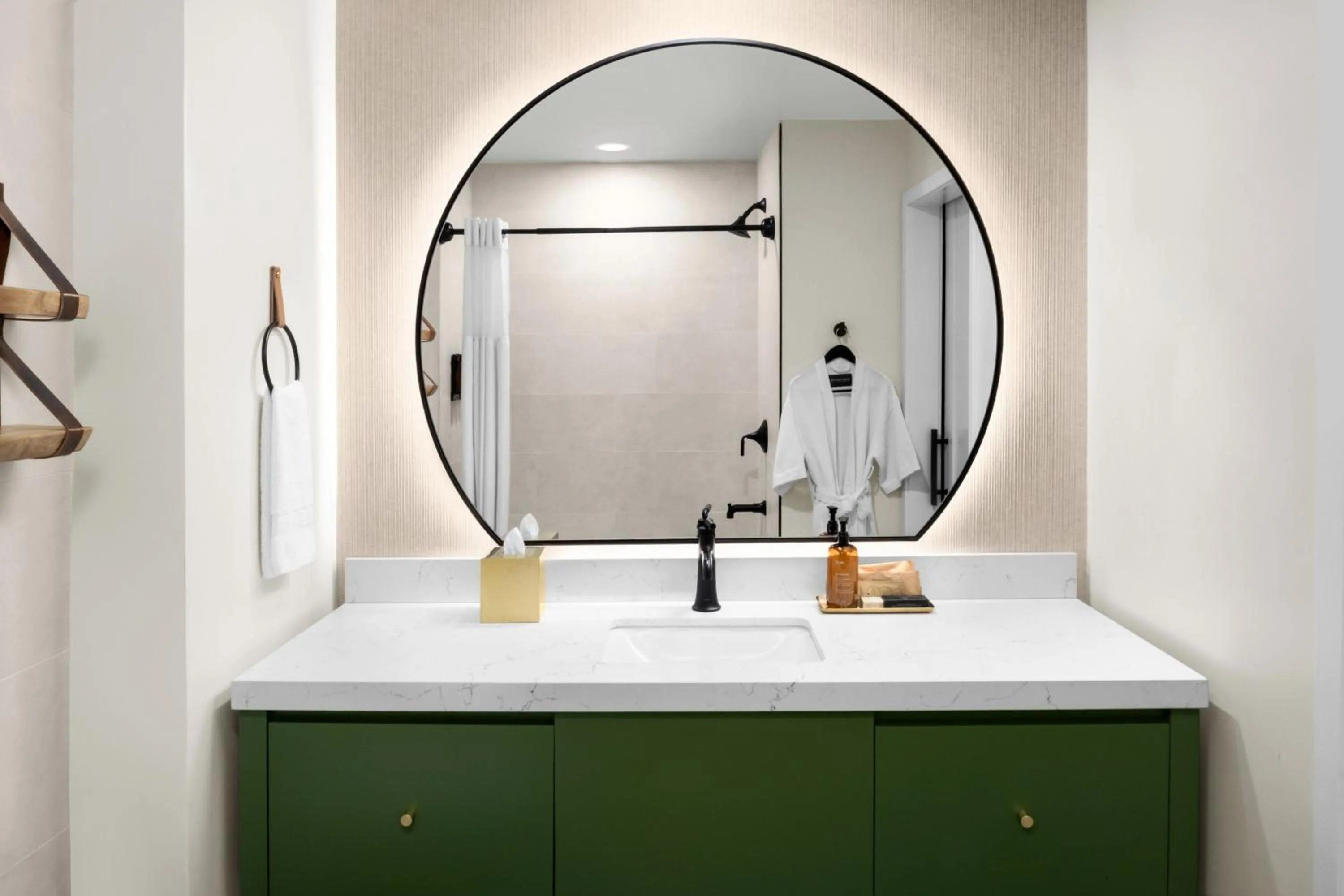 Bathroom in The Inelle, Oakhurst Yosemite, a Tribute Portfolio Hotel