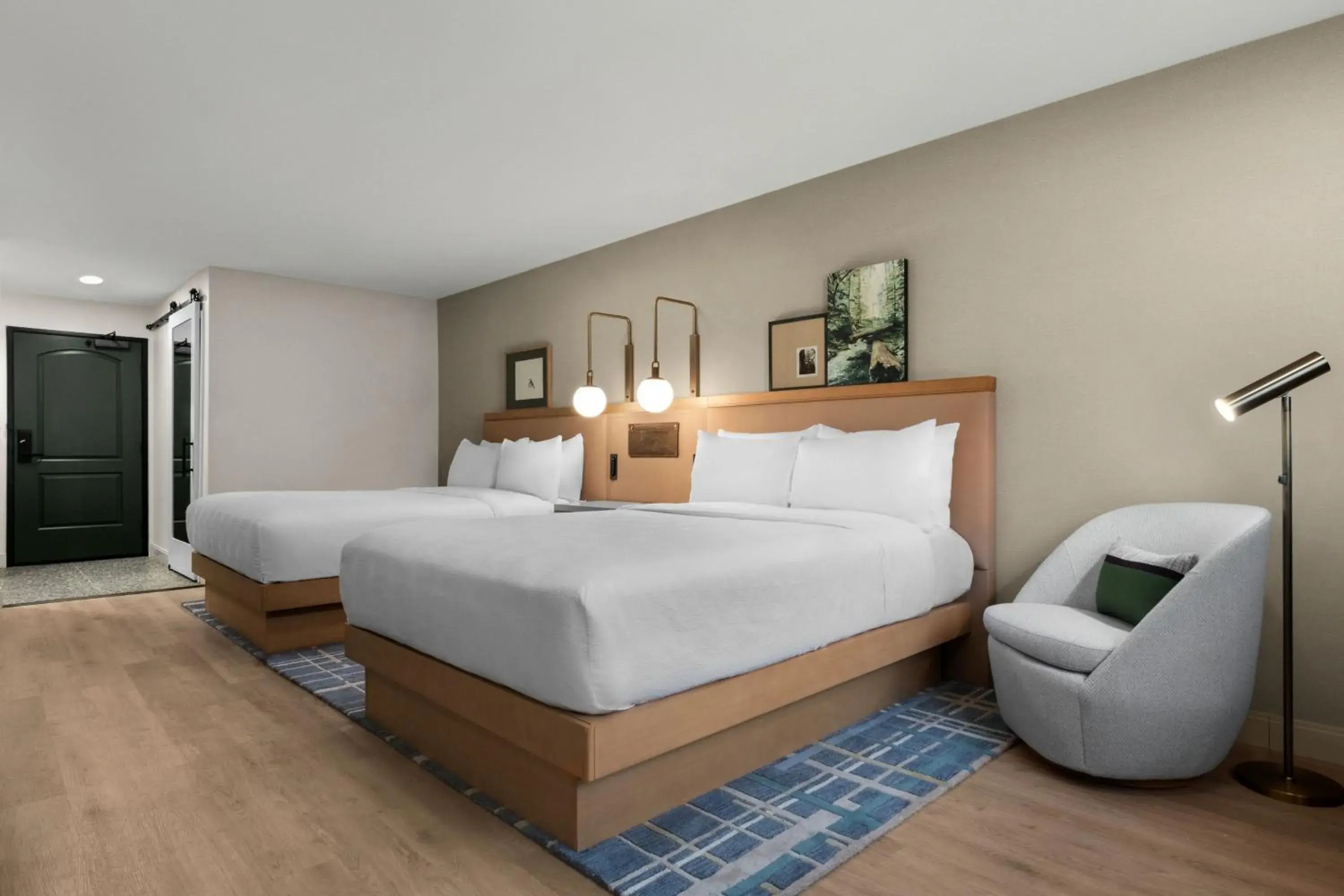 Standard Queen Room with Two Queen Beds in The Inelle, Oakhurst Yosemite, a Tribute Portfolio Hotel Standard Queen Room with Two Queen Beds in The Inelle, Oakhurst Yosemite, a Tribute Portfolio Hotel