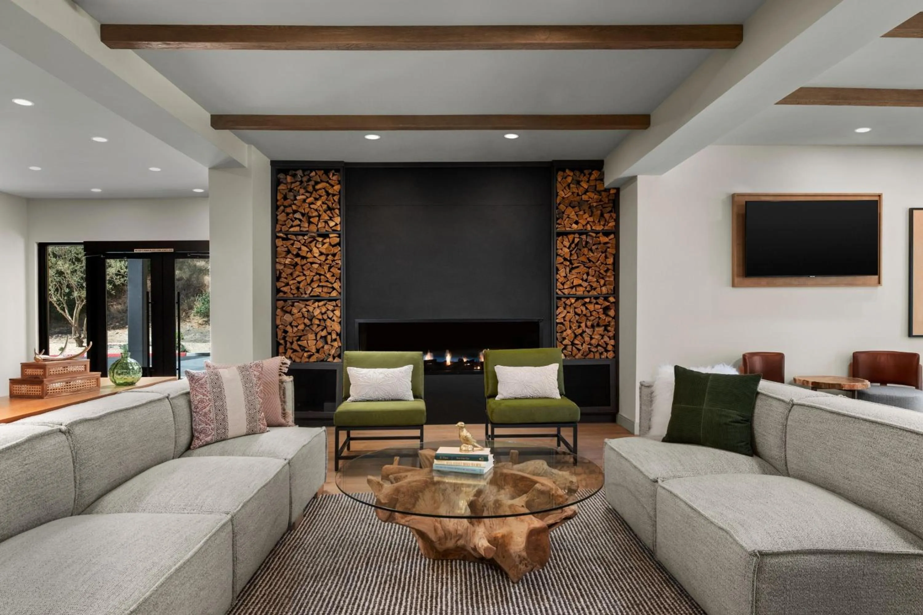 Lobby or reception in The Inelle, Oakhurst Yosemite, a Tribute Portfolio Hotel