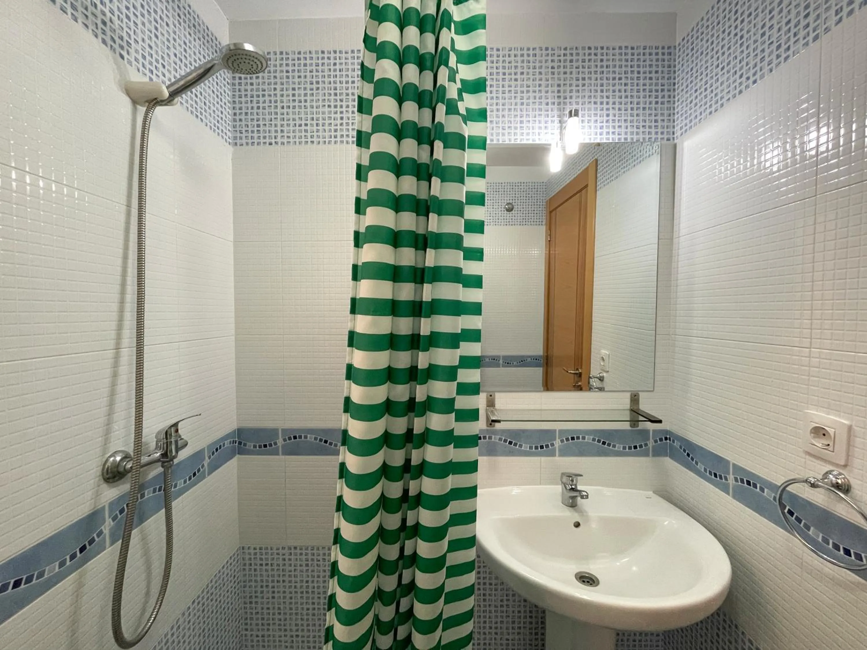 Shower in Apartamentos Neptuno 3000