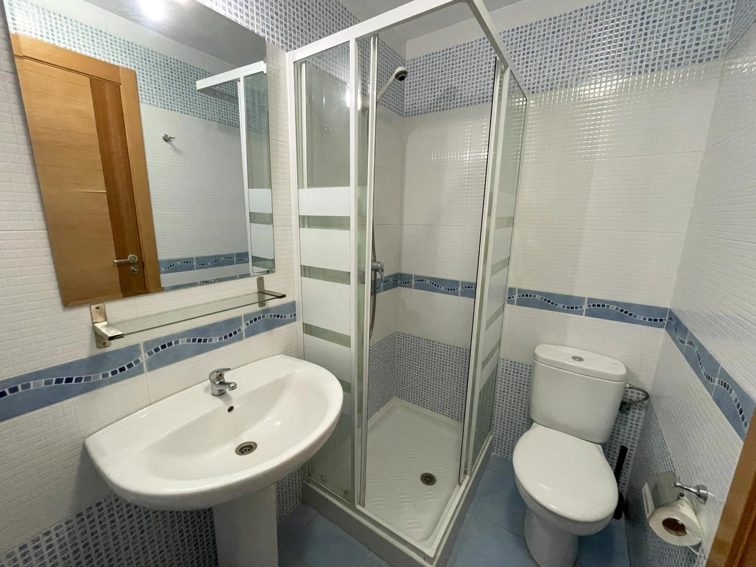Shower in Apartamentos Neptuno 3000