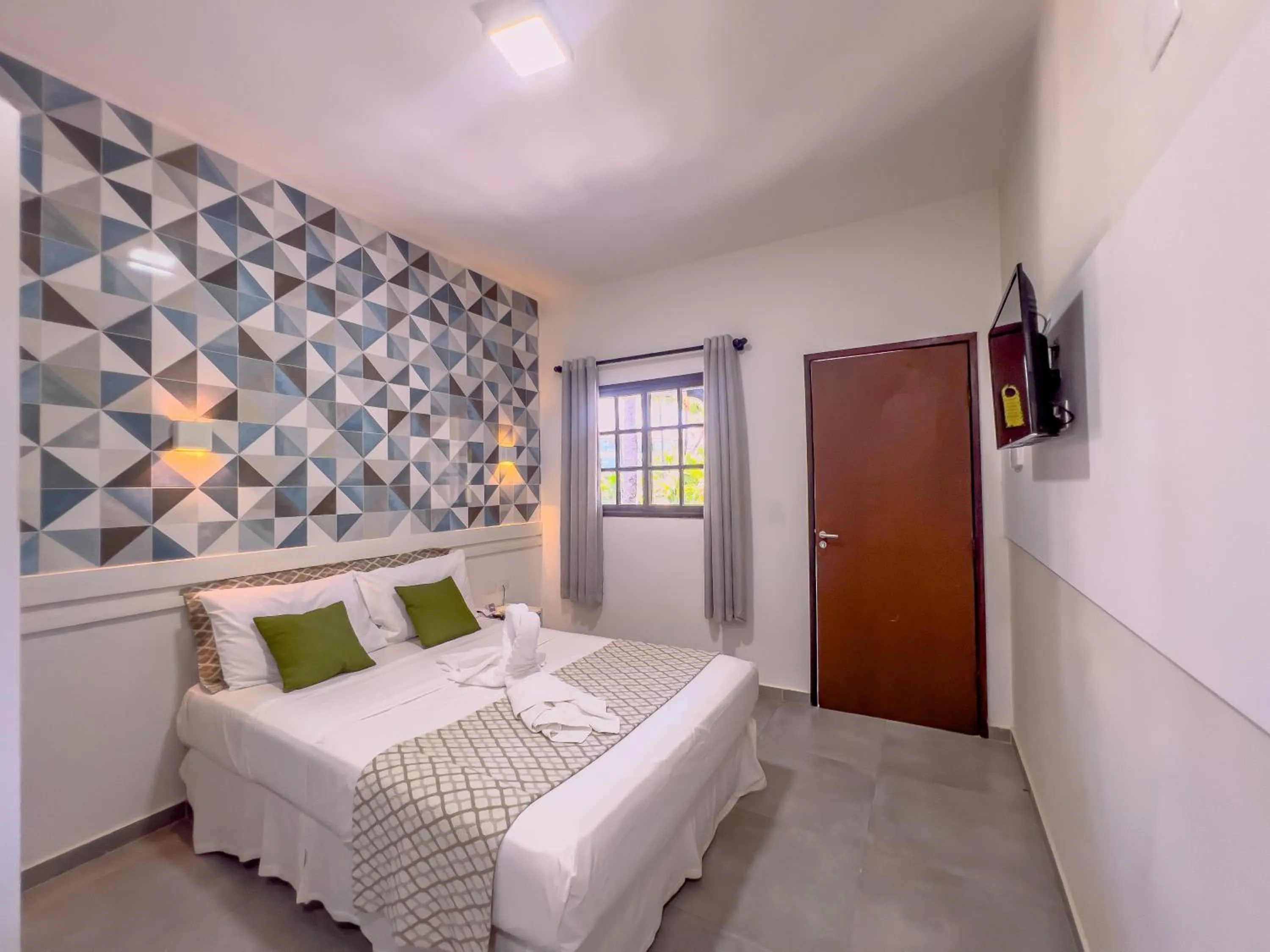 Photo of the whole room, Bed in Pousada Pérola do Porto