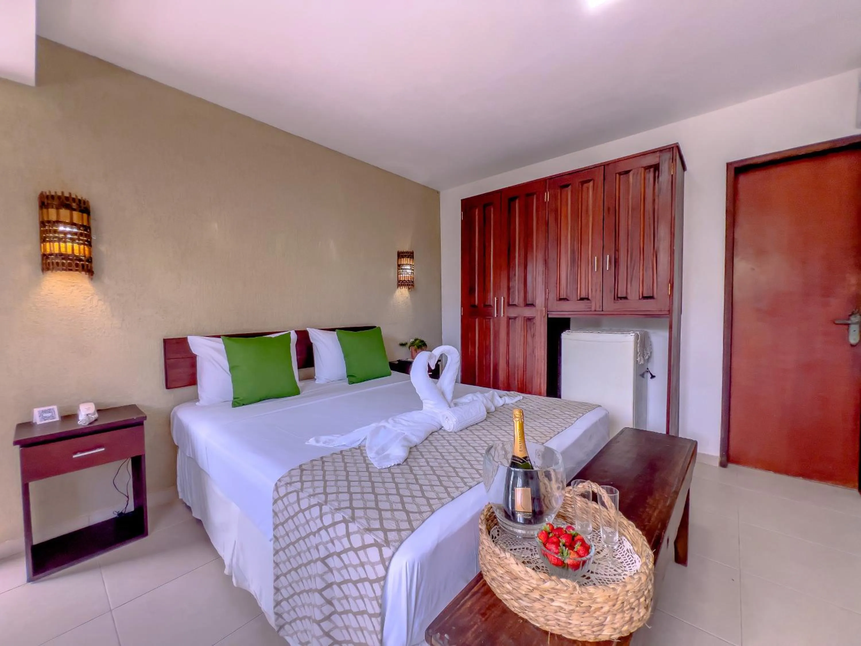 Photo of the whole room, Bed in Pousada Pérola do Porto