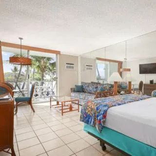 Living room, Bed in Kona Islander