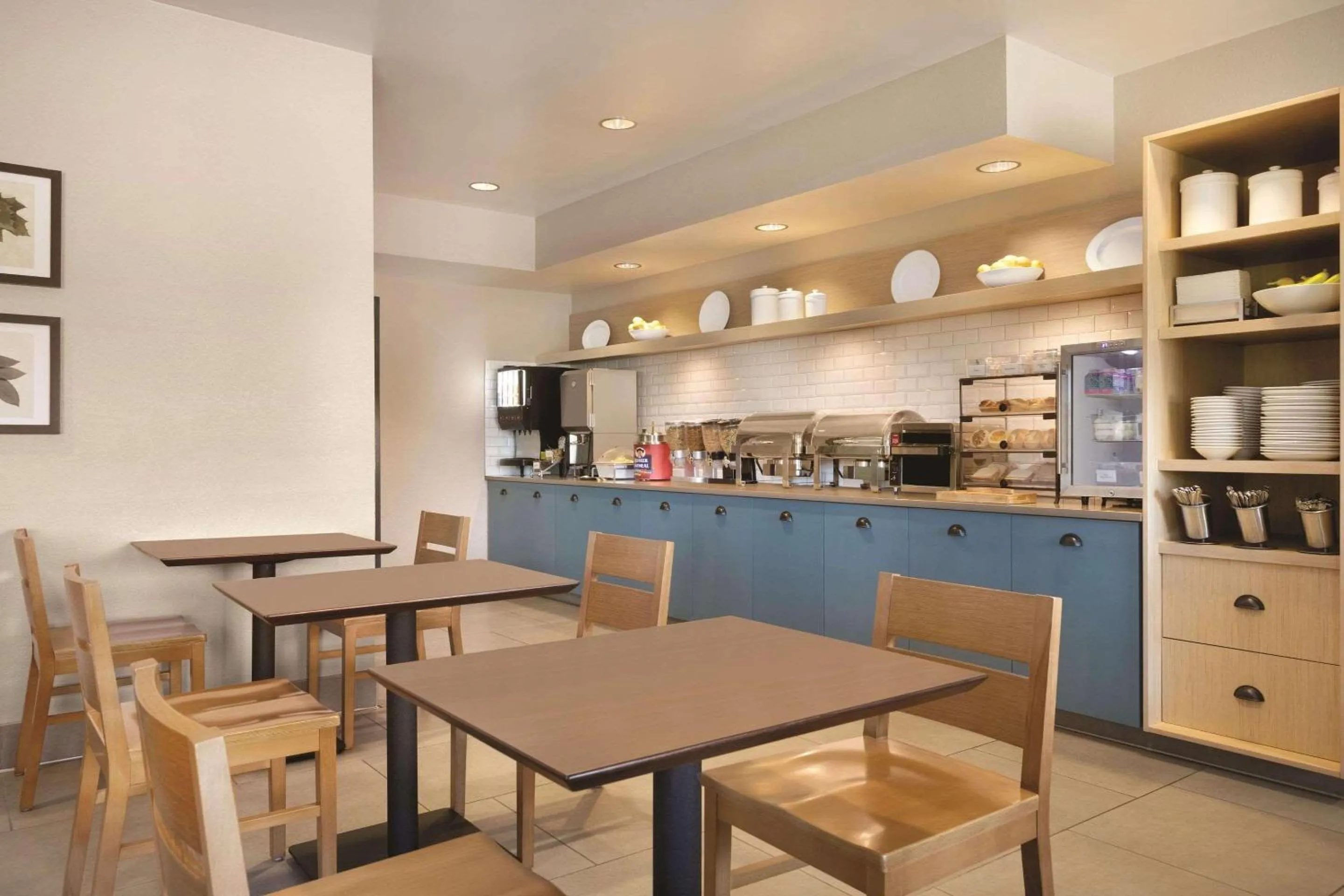 Breakfast in Country Inn & Suites by Radisson, Brooklyn Park - Brooklyn Center, MN