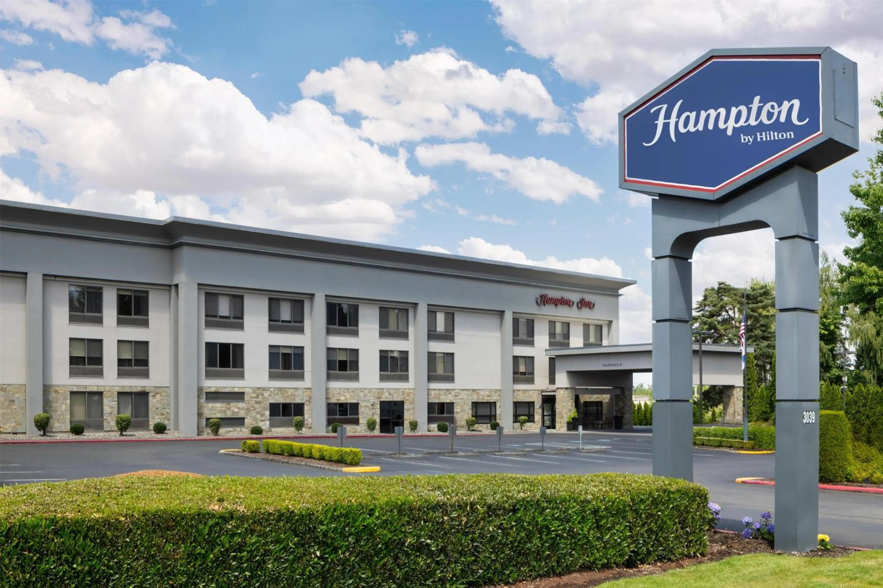 Property building in Hampton Inn Portland East
