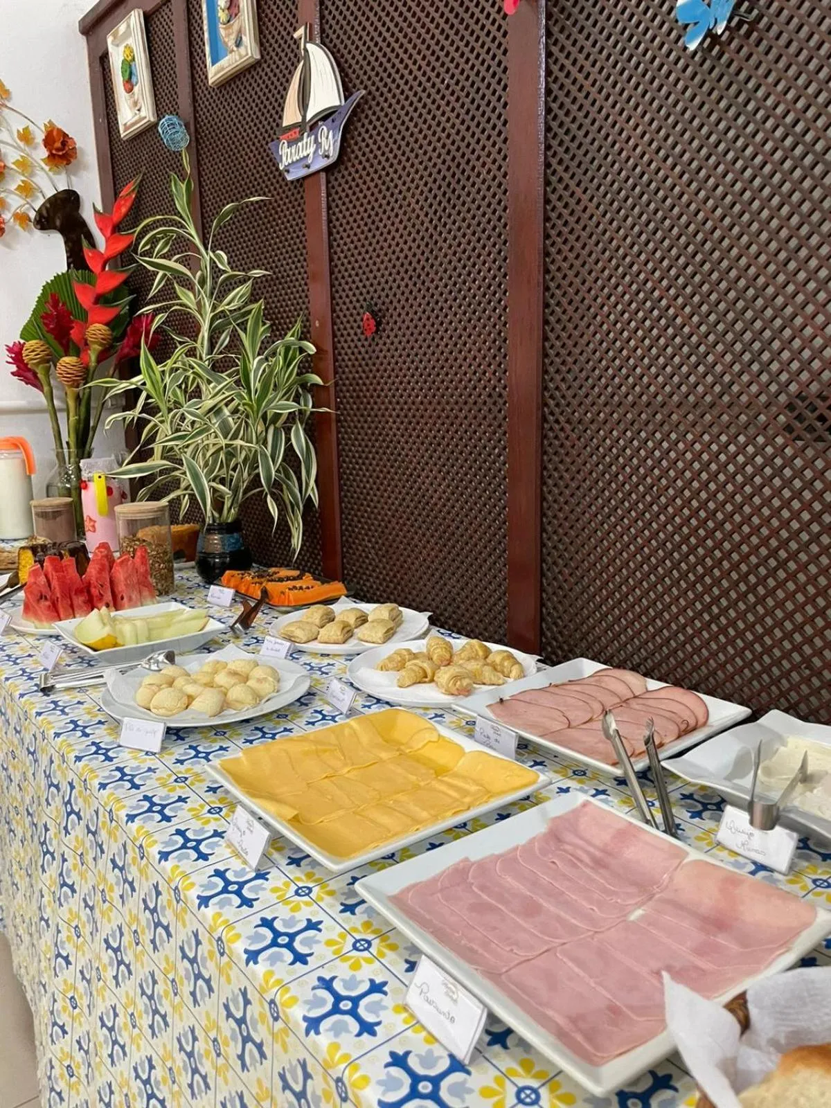 Food and drinks in Pousada Alecrim Dourado