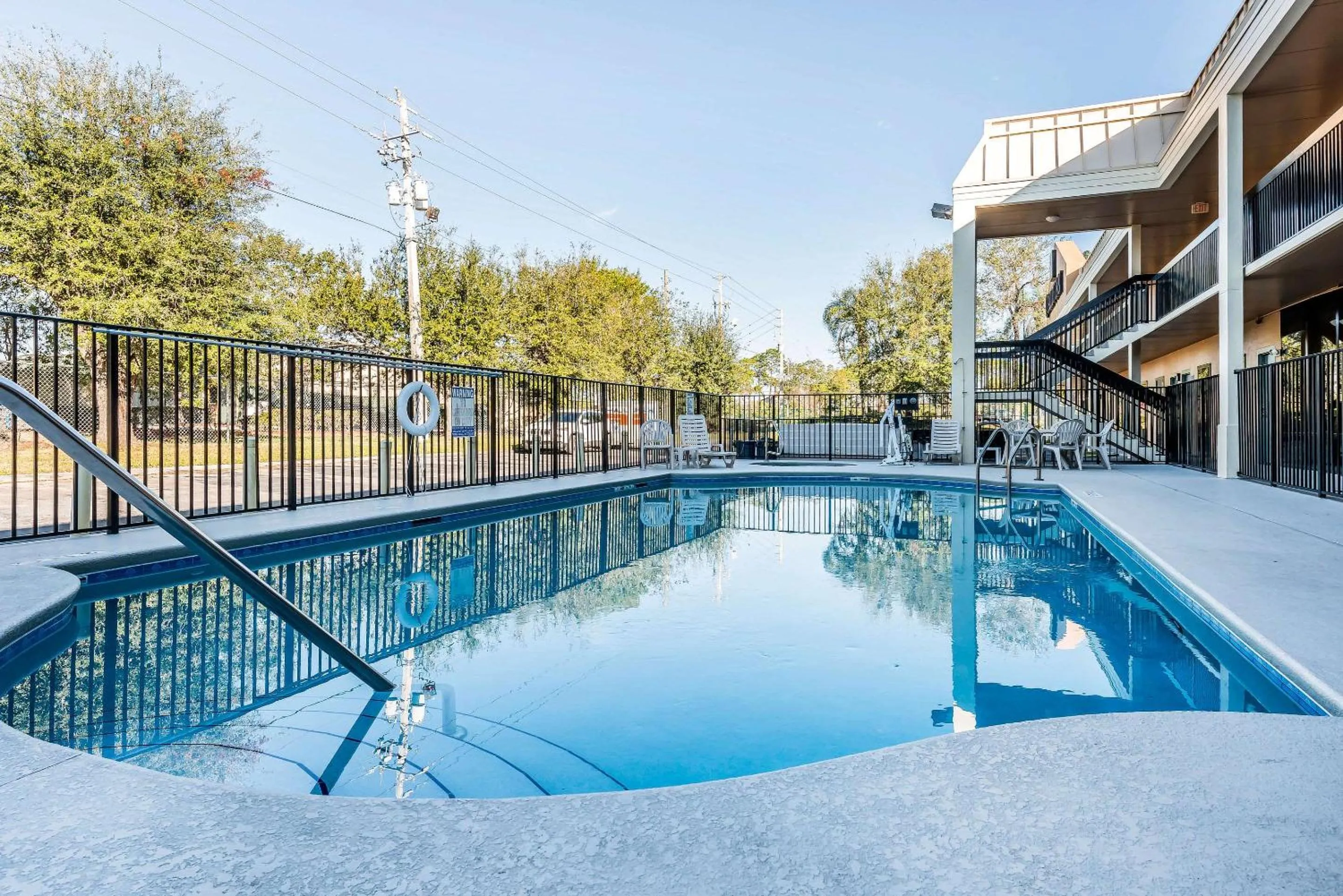 Swimming pool in Quality Inn Fort Pierce I-95