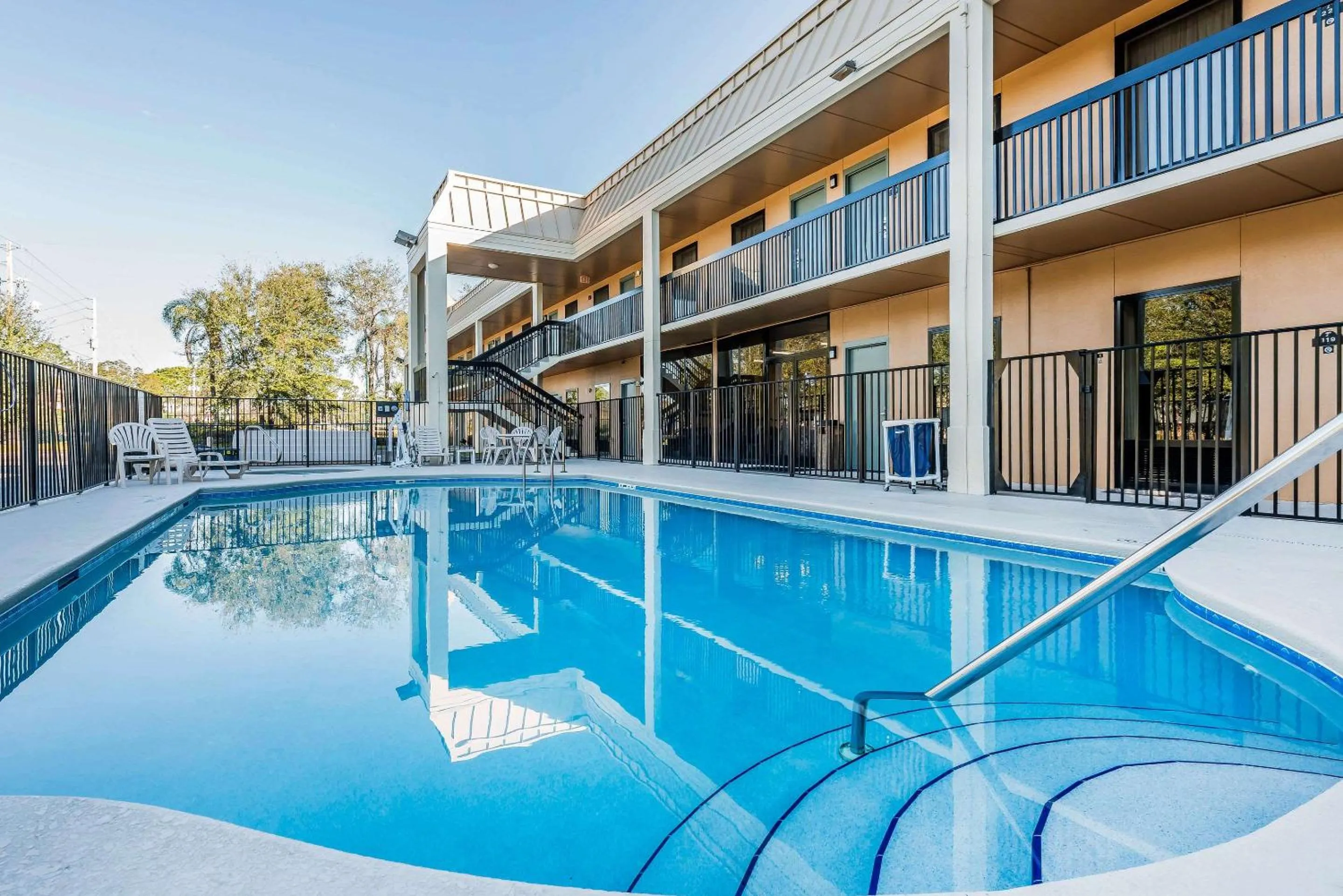 Swimming pool in Quality Inn Fort Pierce I-95