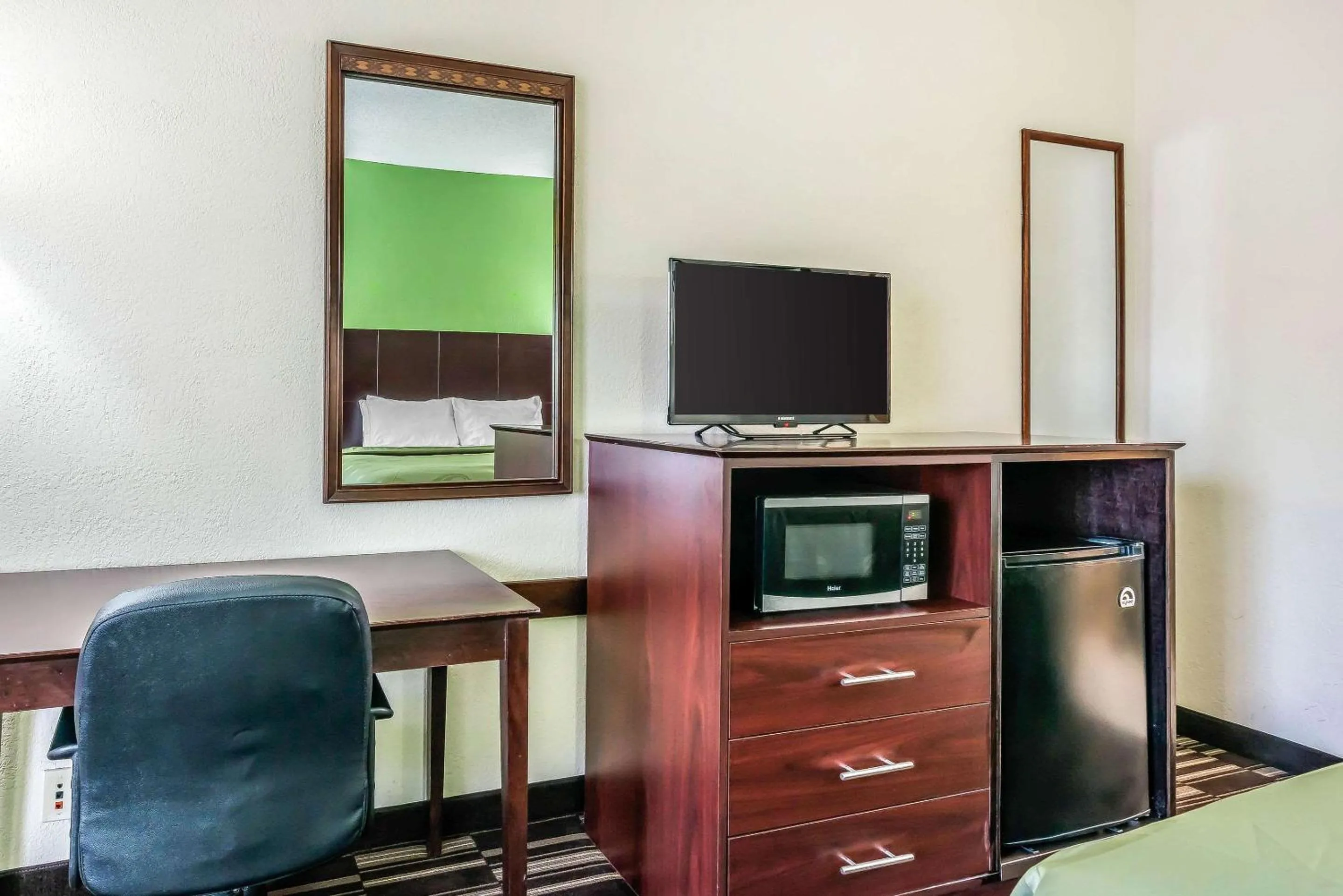 Bedroom in Quality Inn Fort Pierce I-95