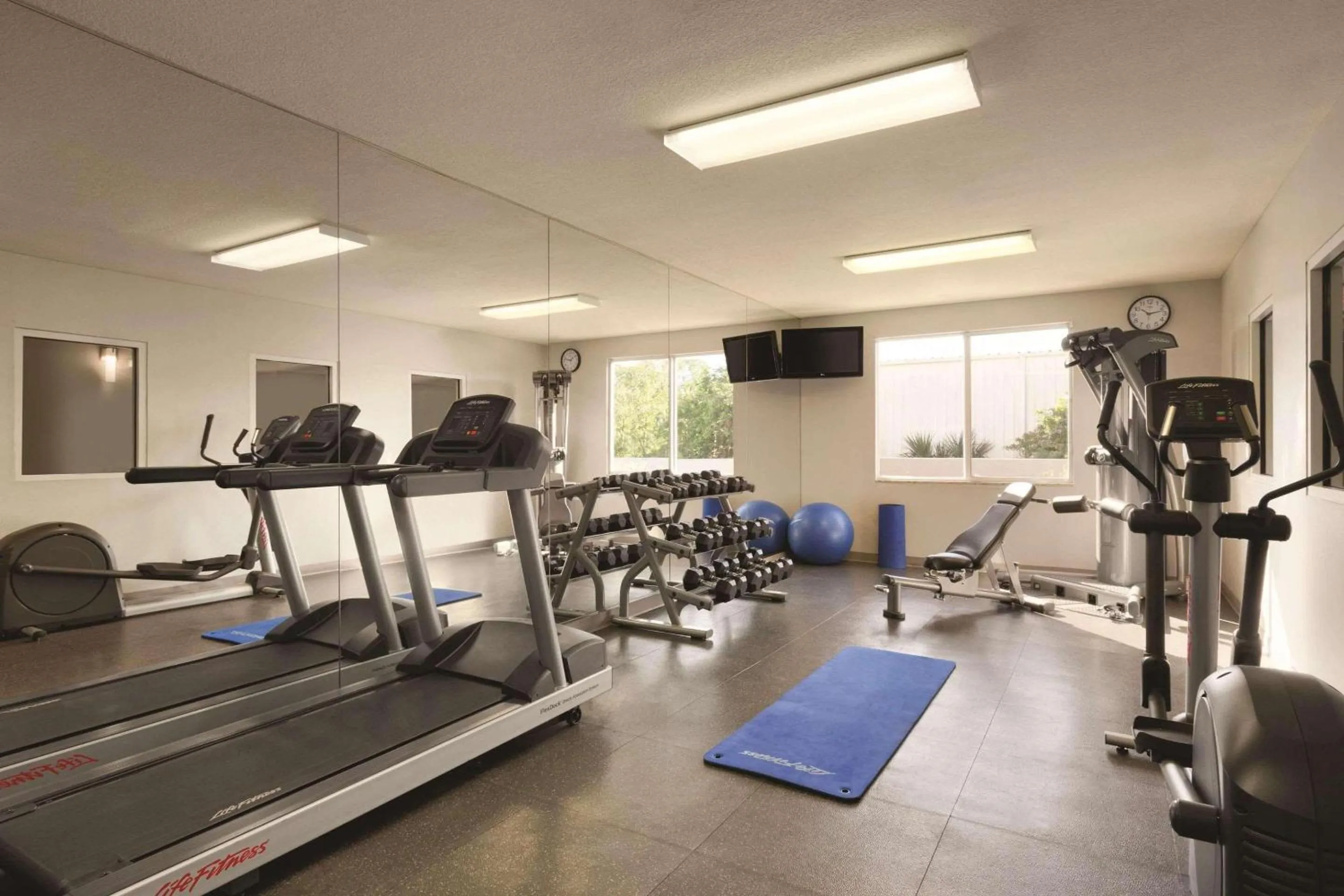 Fitness centre/facilities in Country Inn & Suites by Radisson, St Petersburg - Clearwater, FL