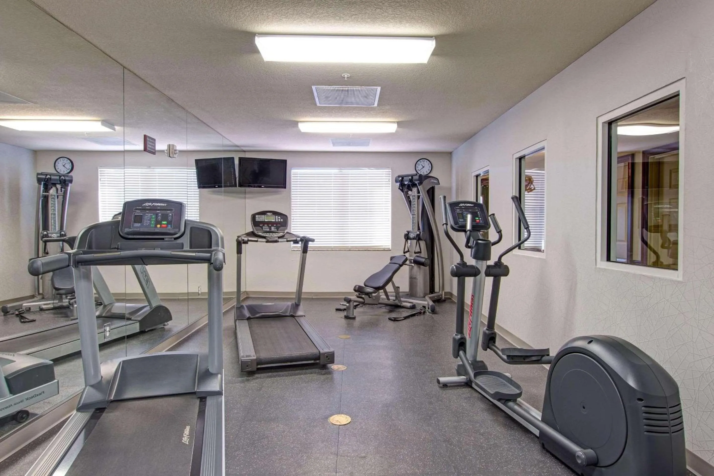 Fitness centre/facilities in Country Inn & Suites by Radisson, St Petersburg - Clearwater, FL