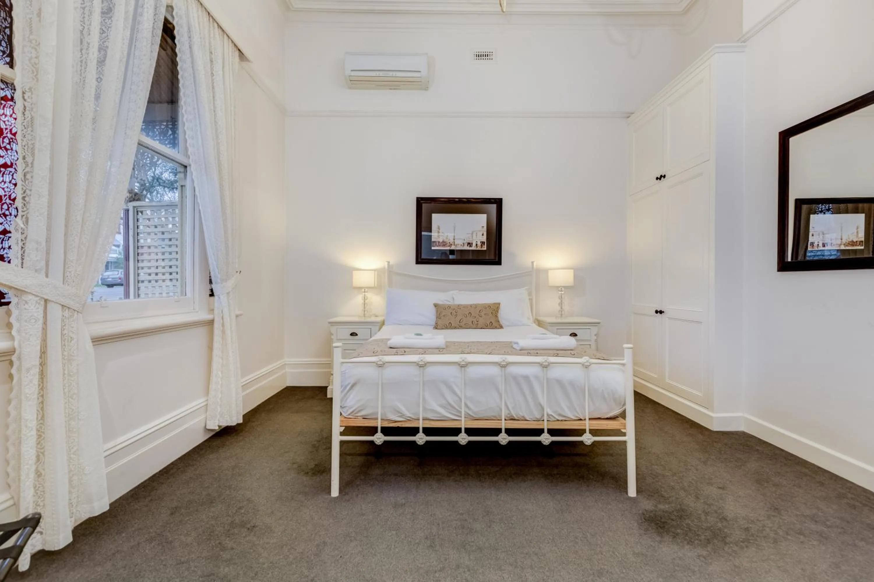 Bedroom, Bed in Seymours On Lydiard