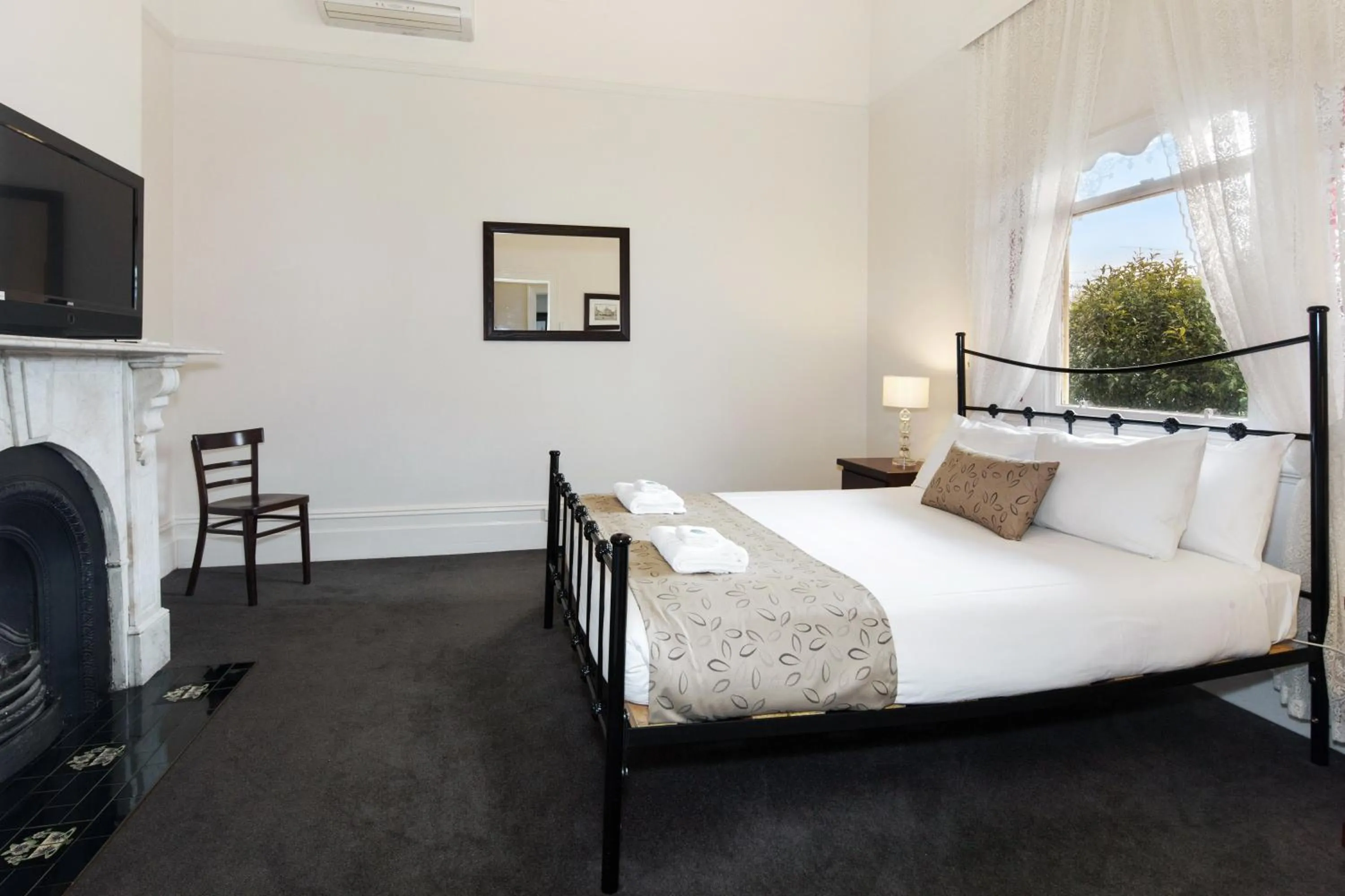 Bedroom, Bed in Seymours On Lydiard