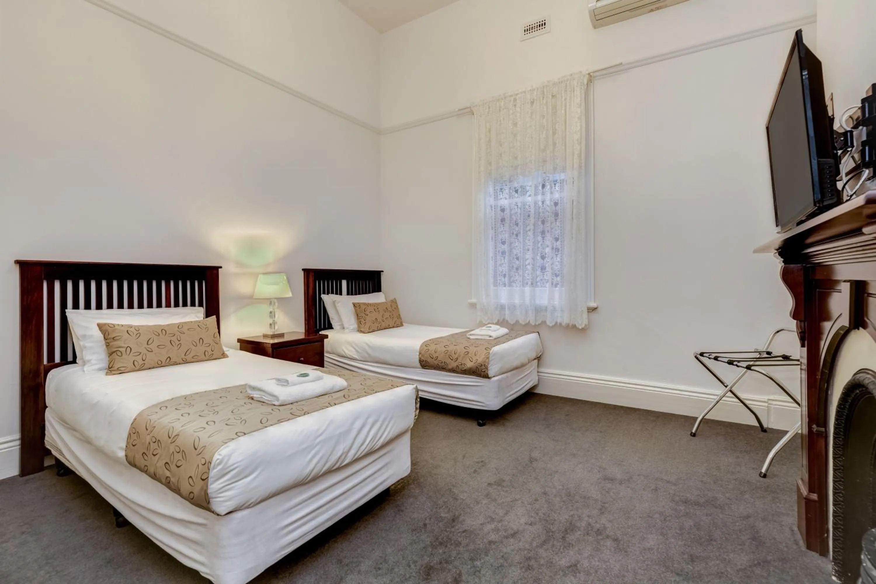 Bedroom, Bed in Seymours On Lydiard