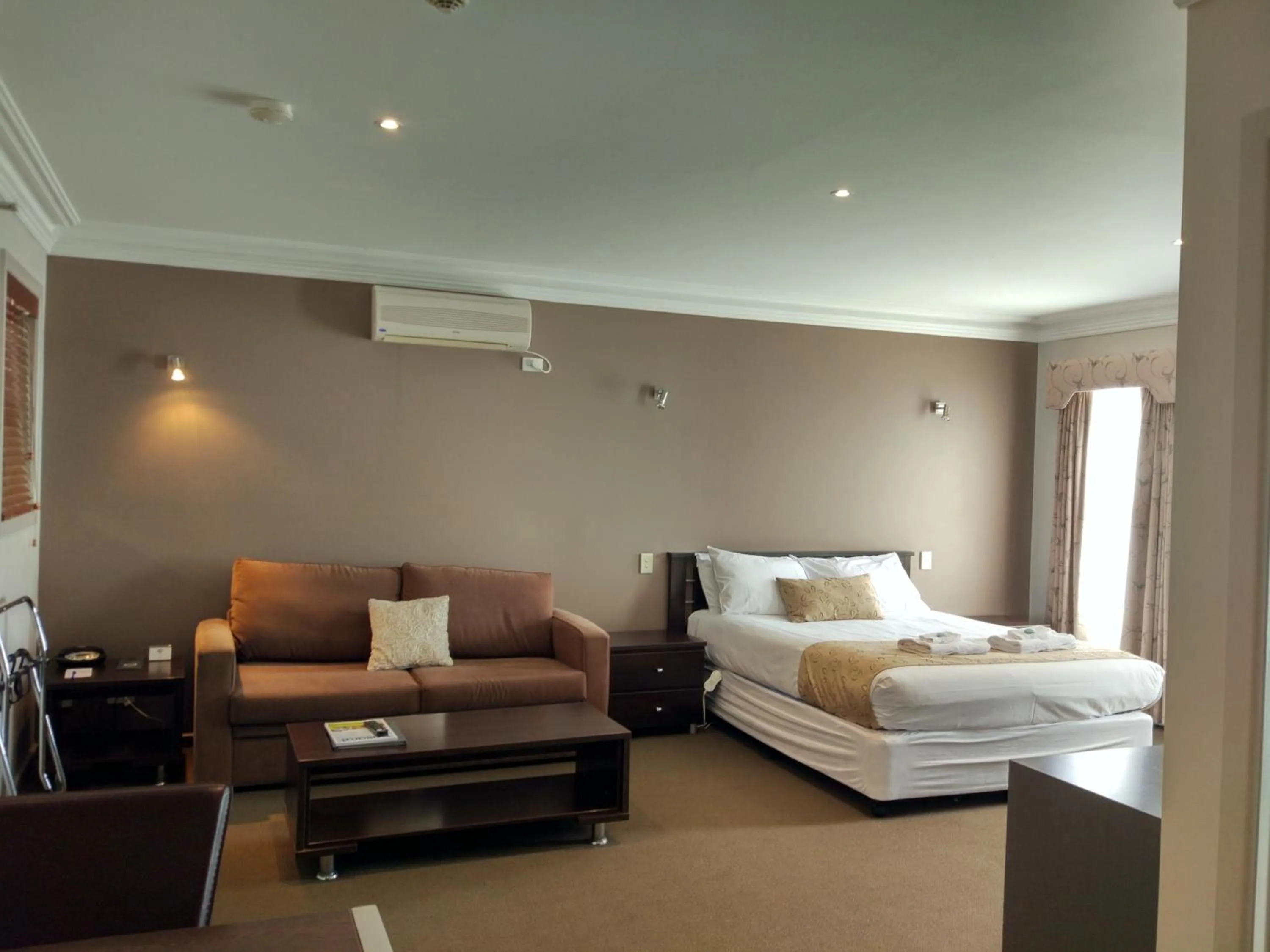 Bedroom, Bed in Seymours On Lydiard