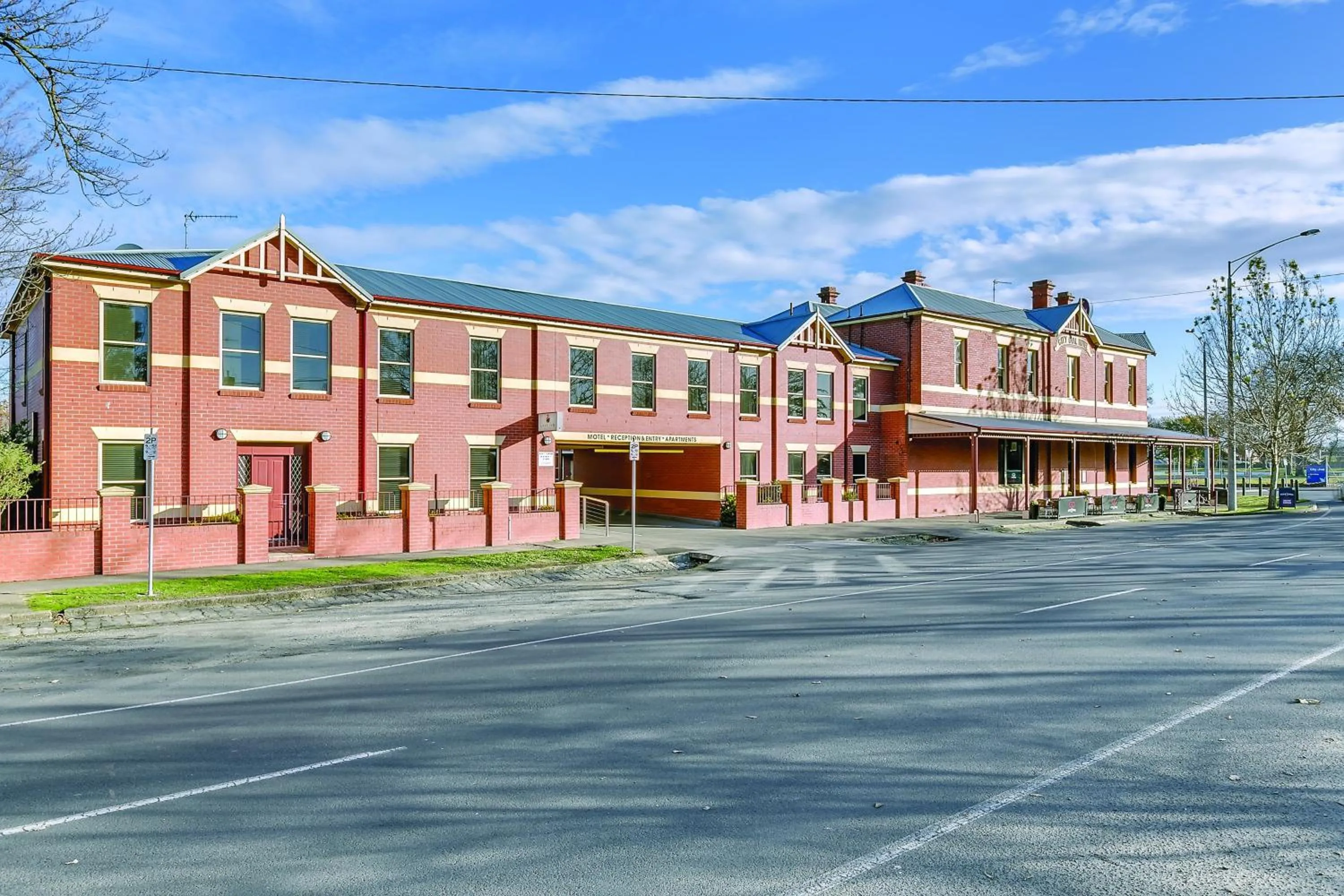 Property building in Lake Inn - Ballarat