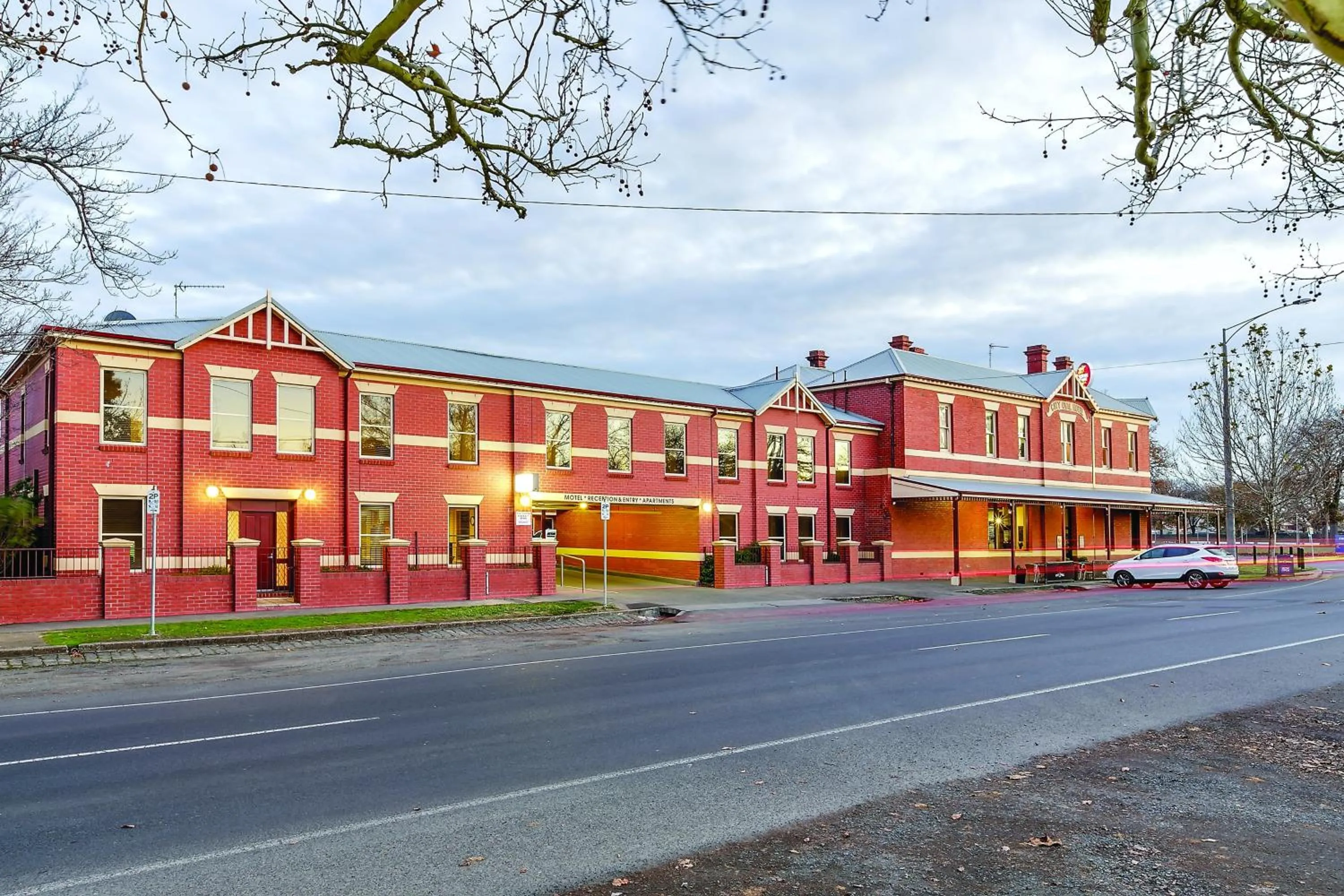 Property building in Lake Inn - Ballarat