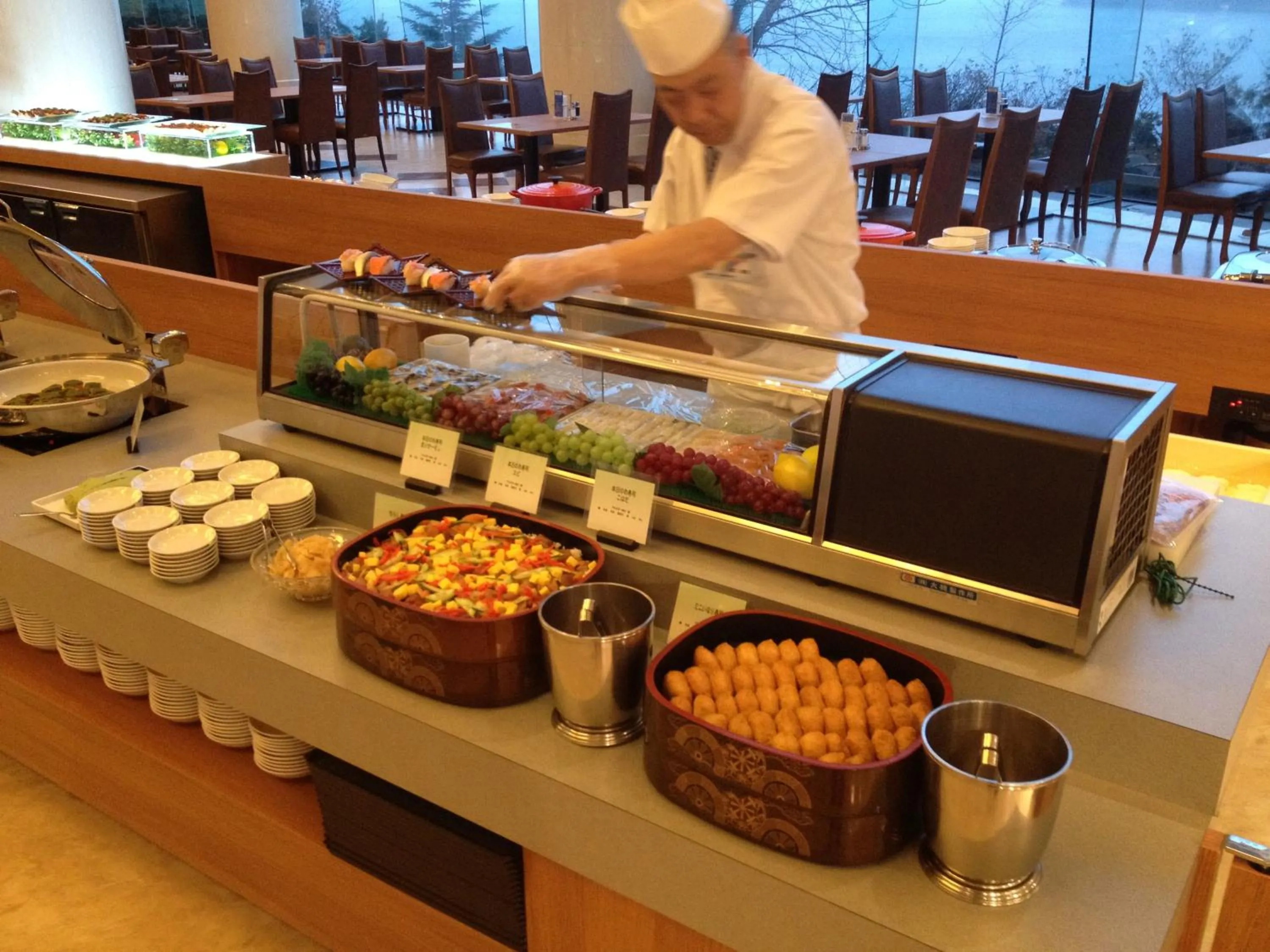 Restaurant/places to eat in New Akan Hotel