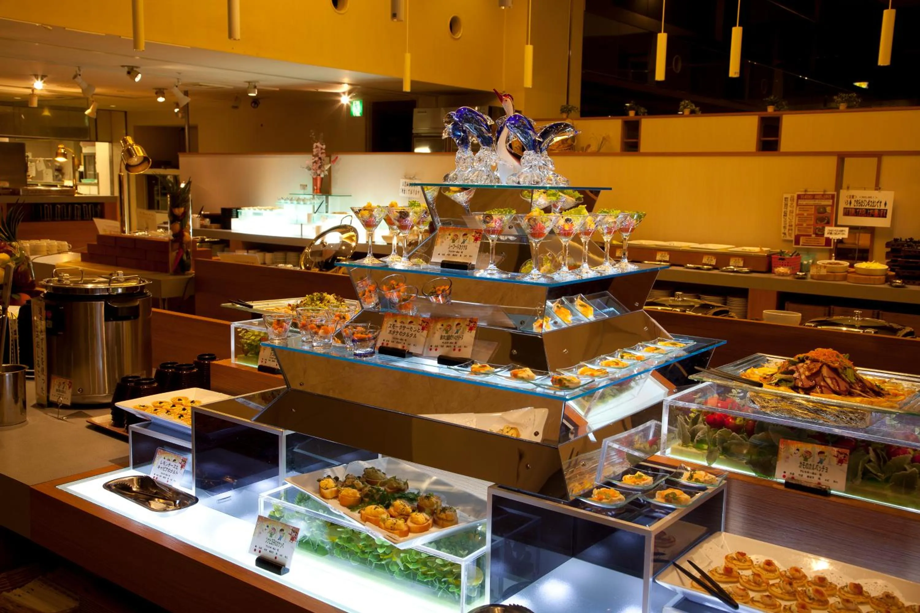 Restaurant/places to eat in New Akan Hotel