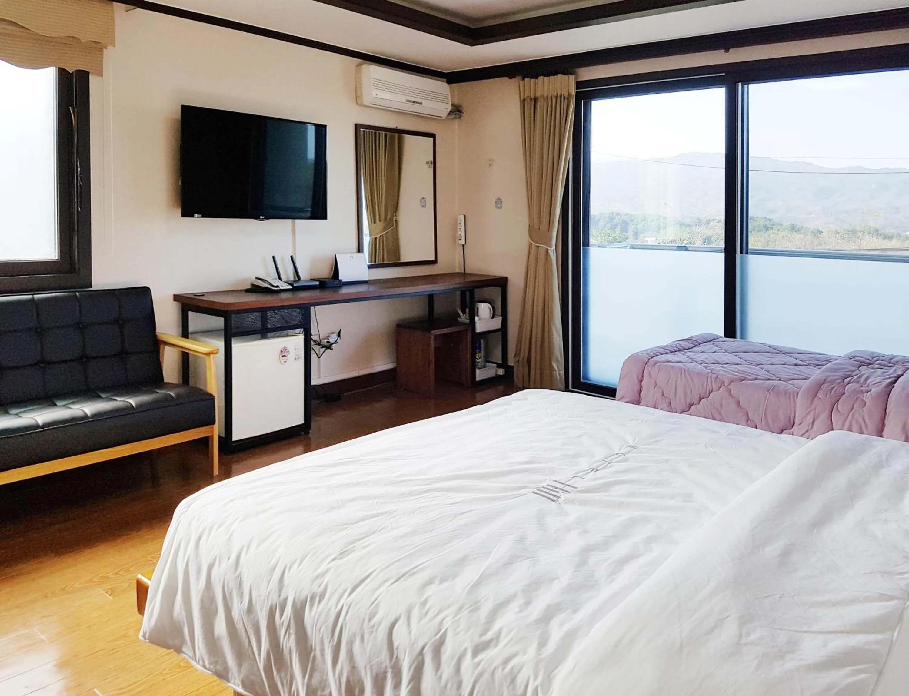 Decorative detail, Bed in Goodstay Motel Hill