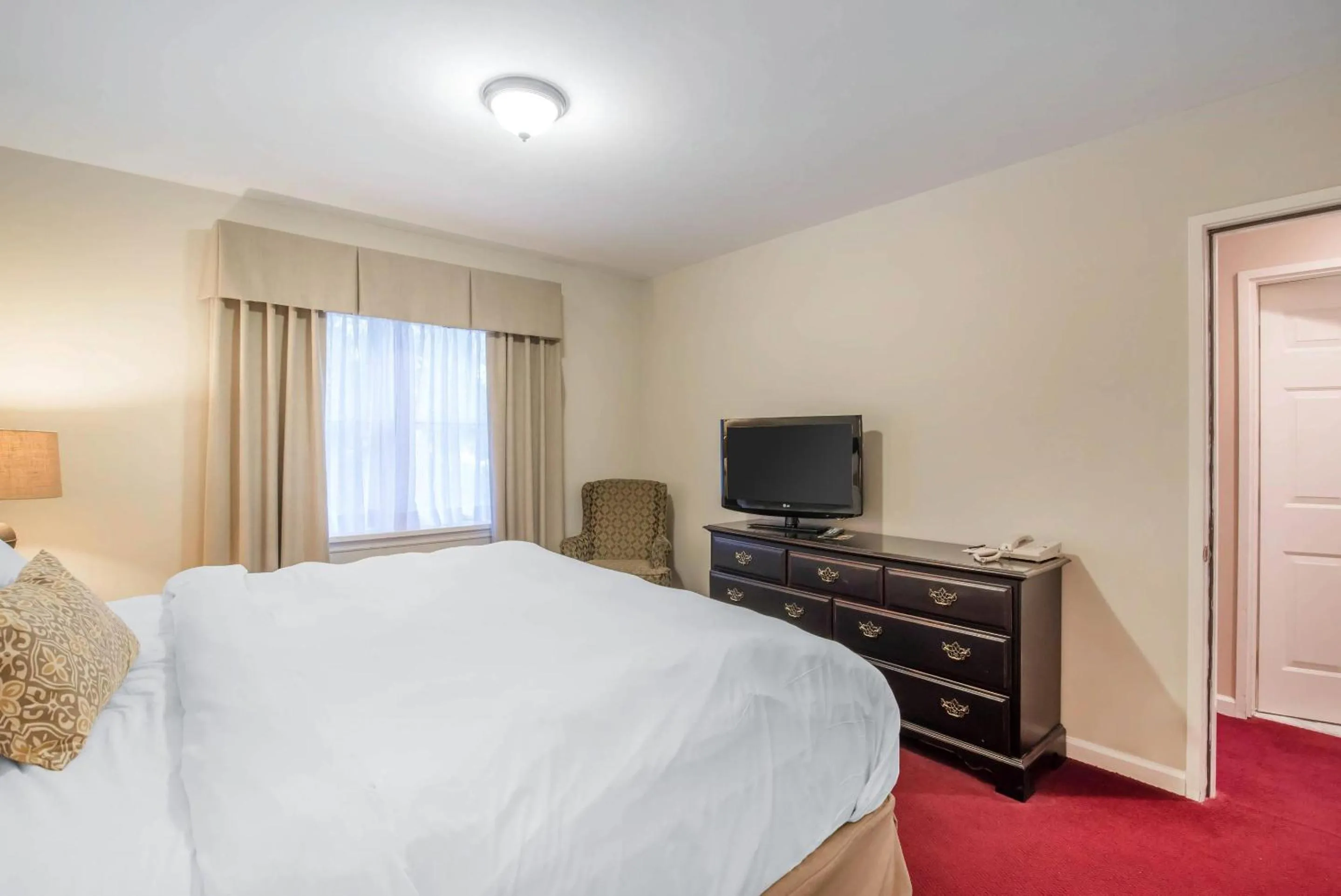 Bedroom, Bed in The Century House, an Ascend Collection Hotel