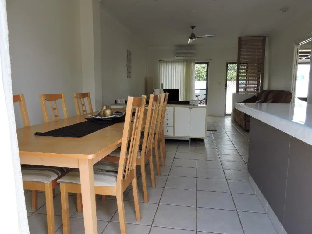 Three-Bedroom Apartment in Koola Beach Apartments Bargara