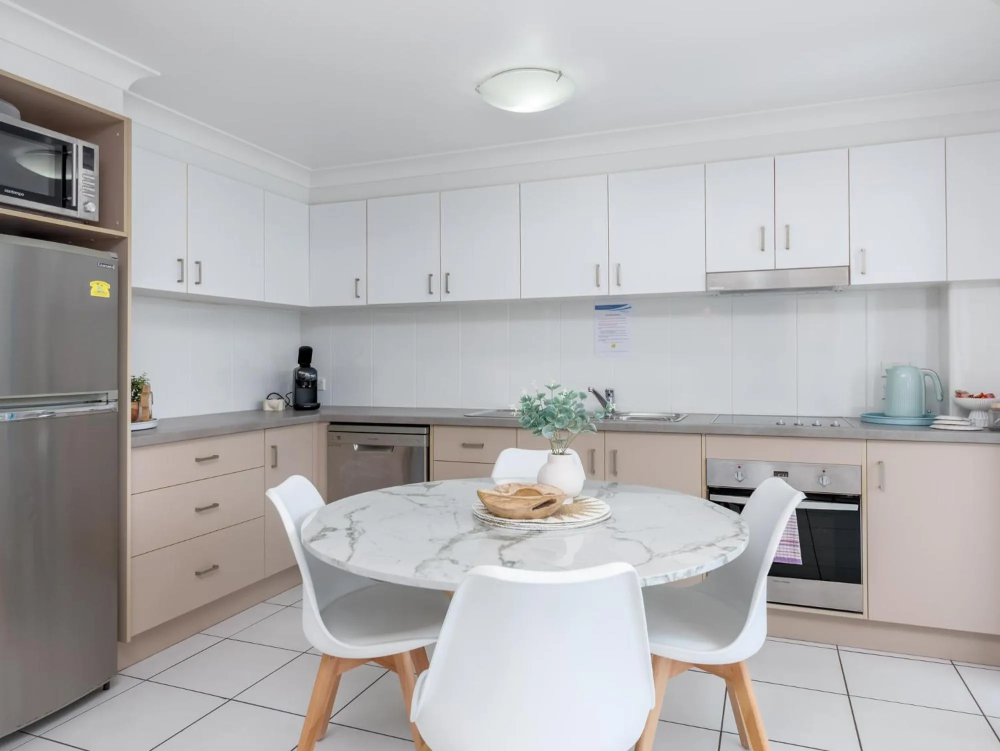 Kitchen or kitchenette in Koola Beach Apartments Bargara