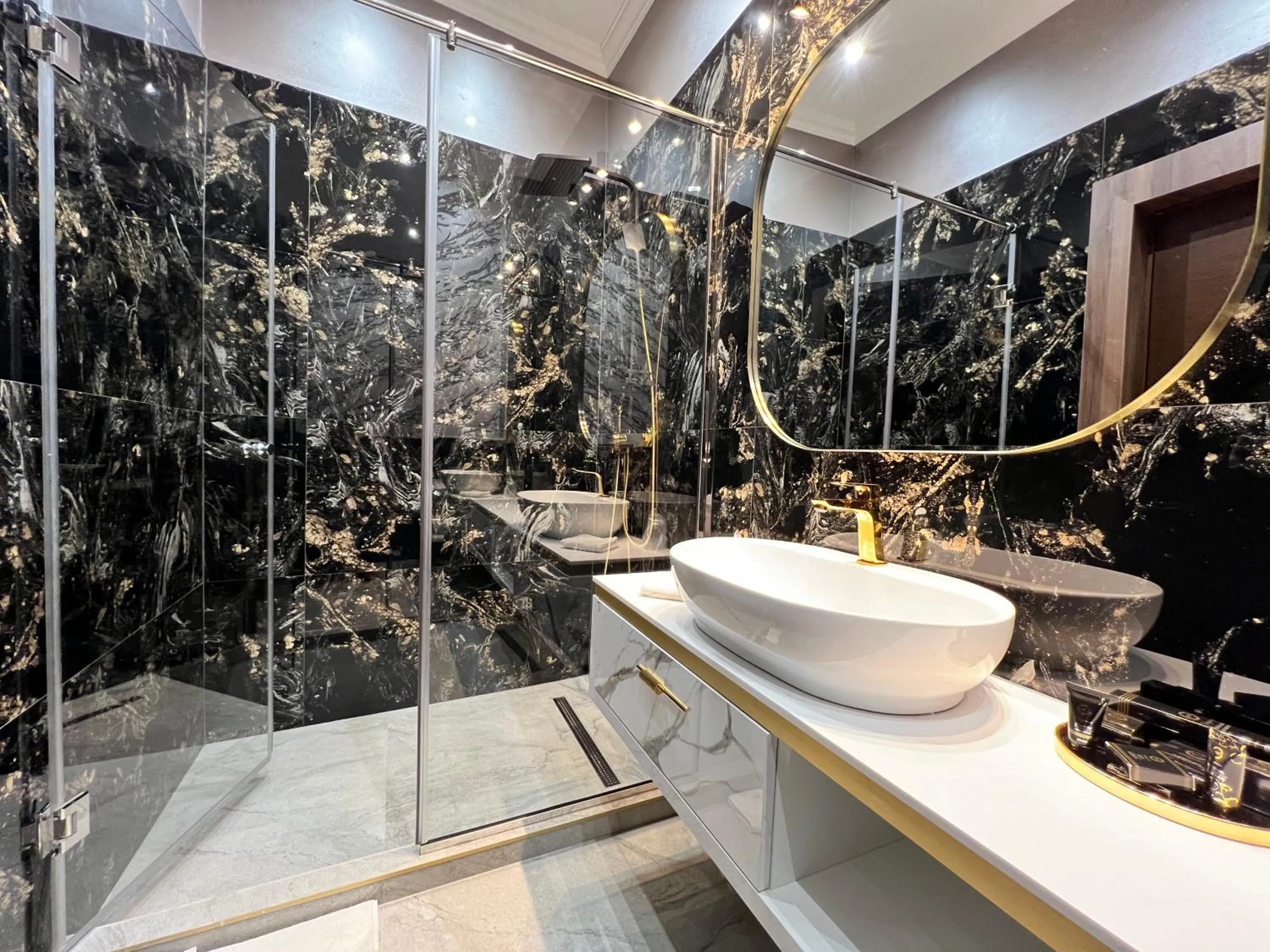 Shower in Hotel 5 Continents