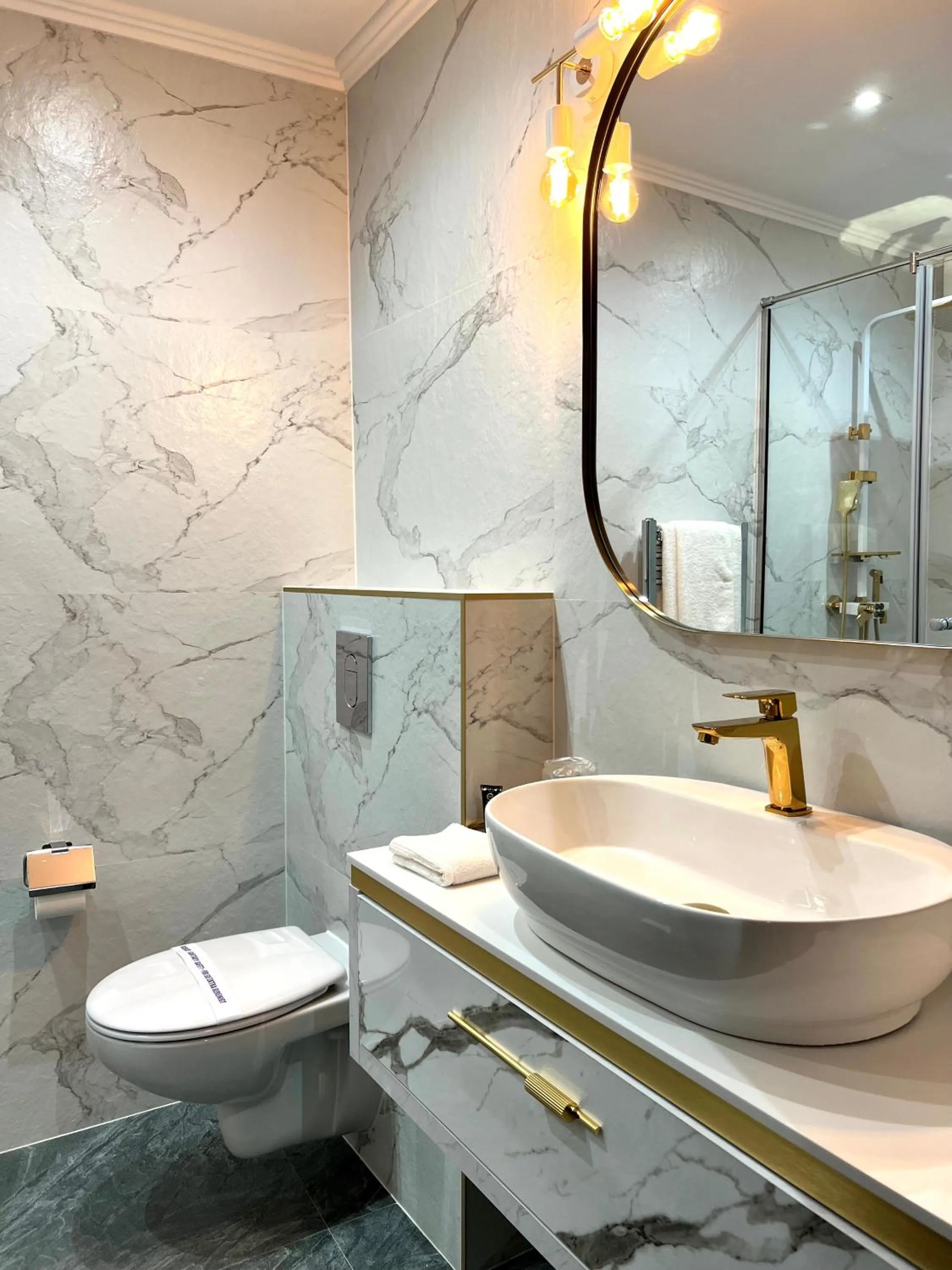 Toilet in Hotel 5 Continents