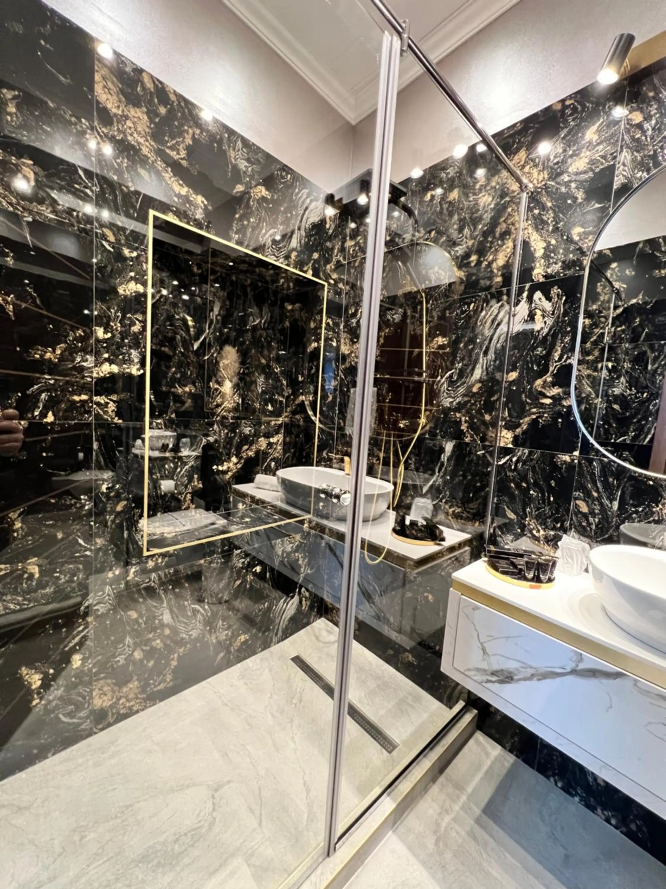 Shower in Hotel 5 Continents