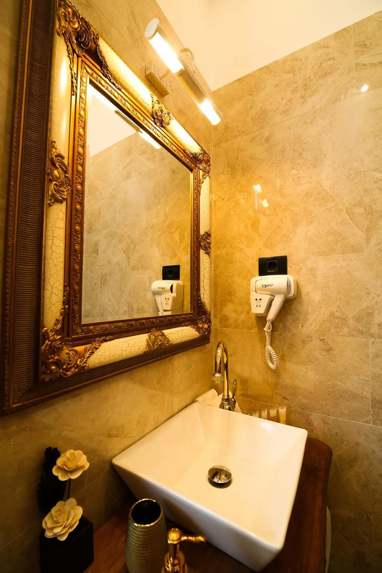 Shower in Hotel 5 Continents