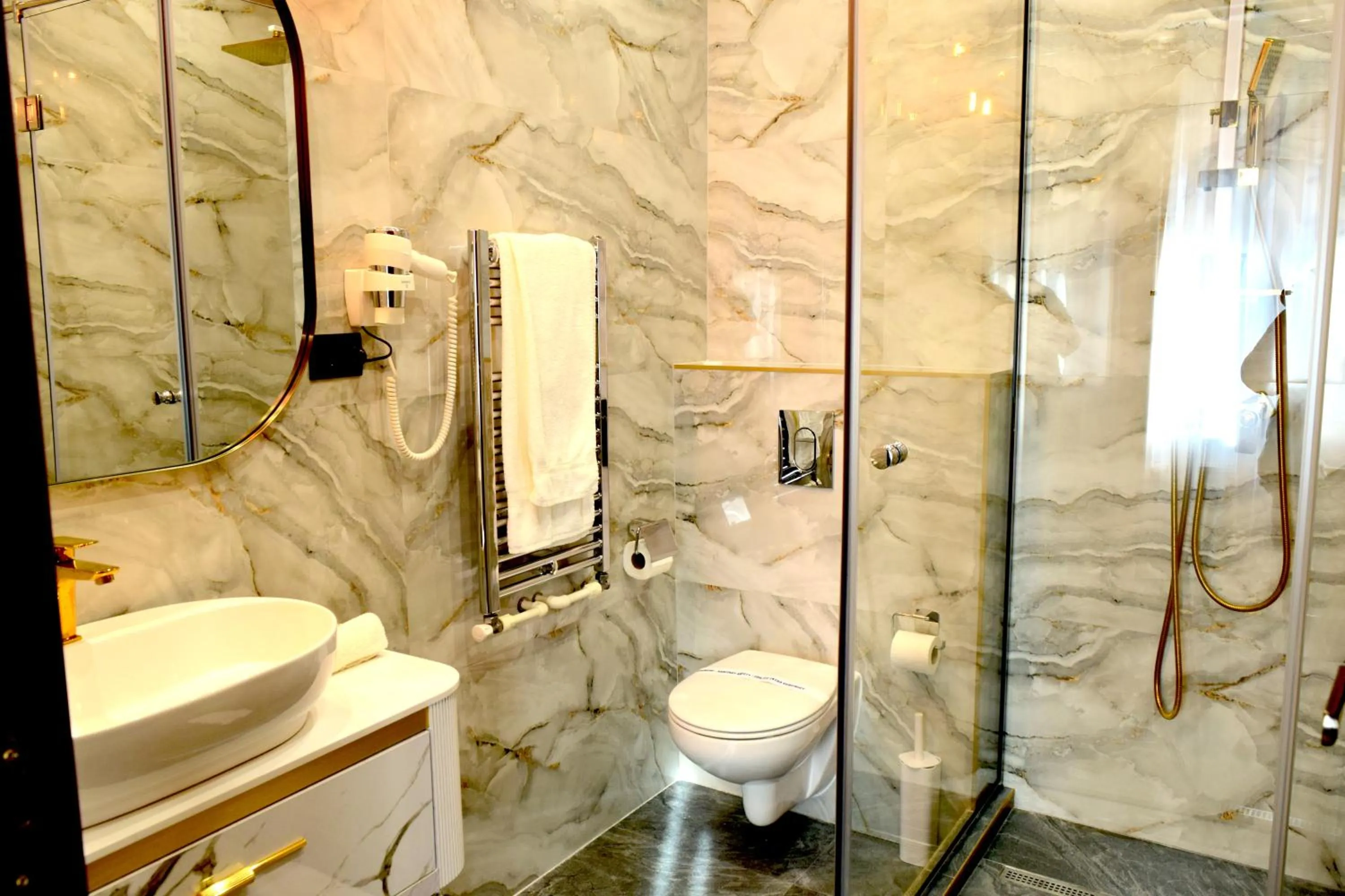 Shower in Hotel 5 Continents