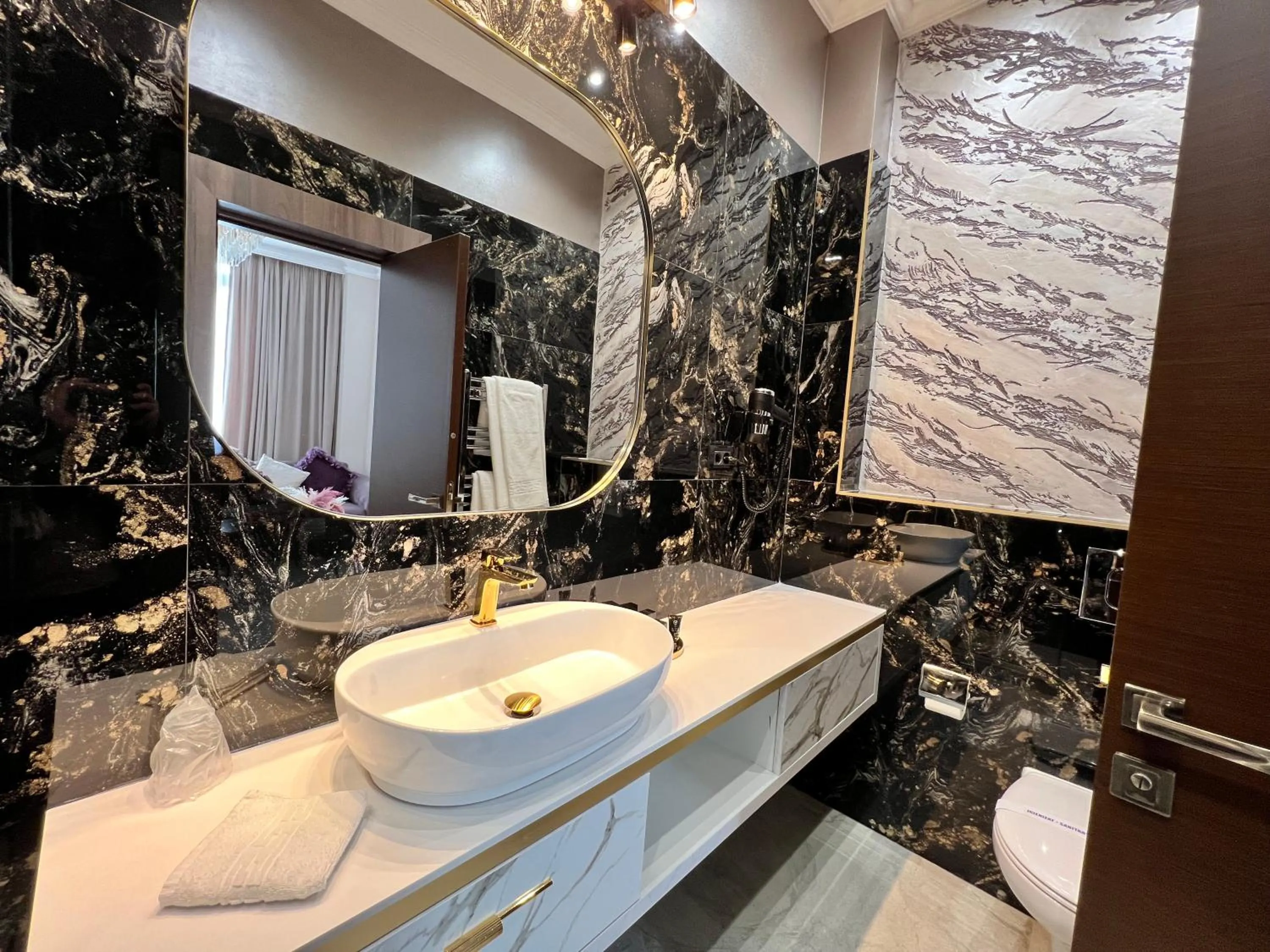 Shower in Hotel 5 Continents